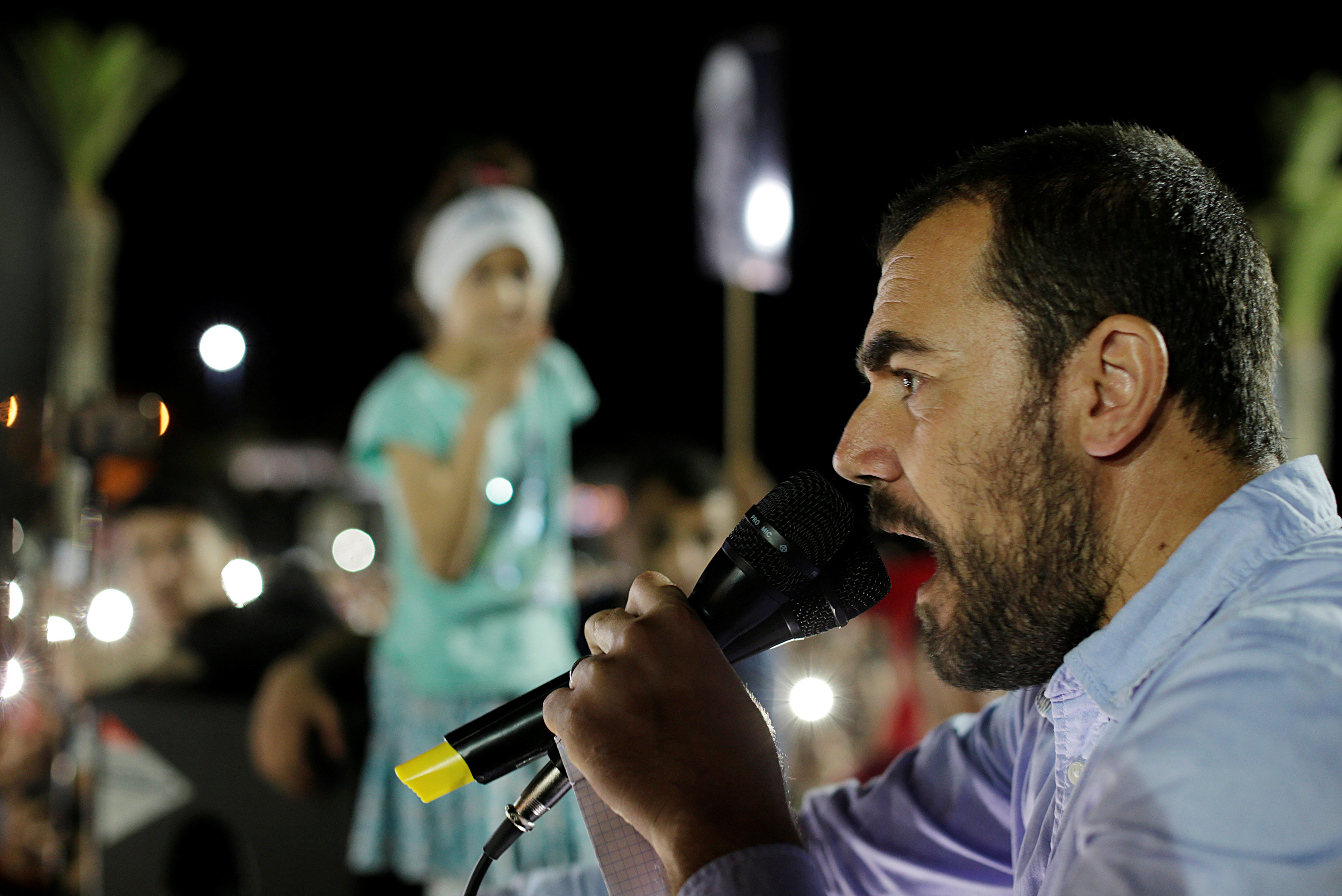 الناشط المغربى ناصر زيفزافي يلقى خطاب فى المتظاهرين