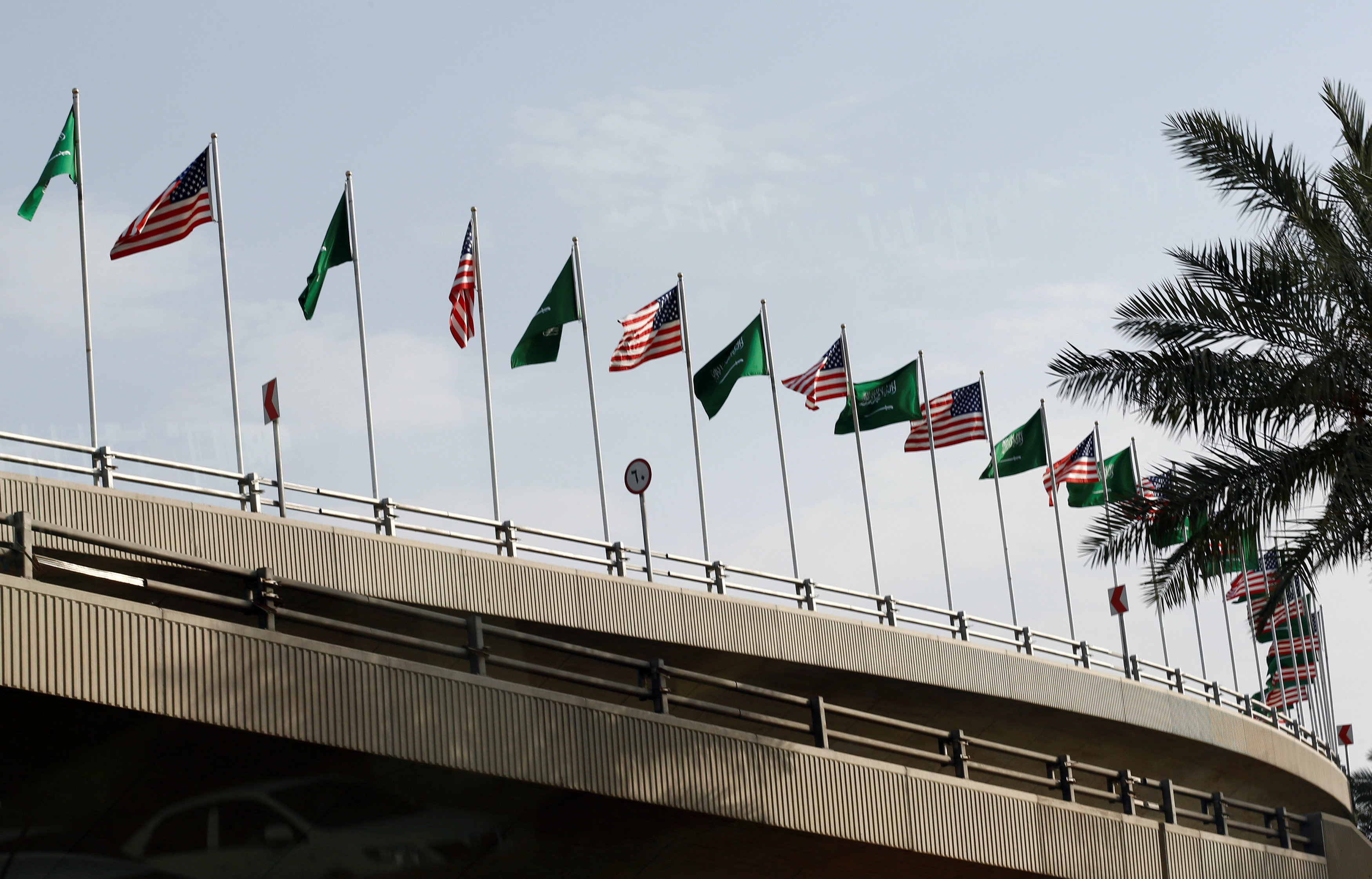 الأعلام السعودية الأمريكية على طريق مكة