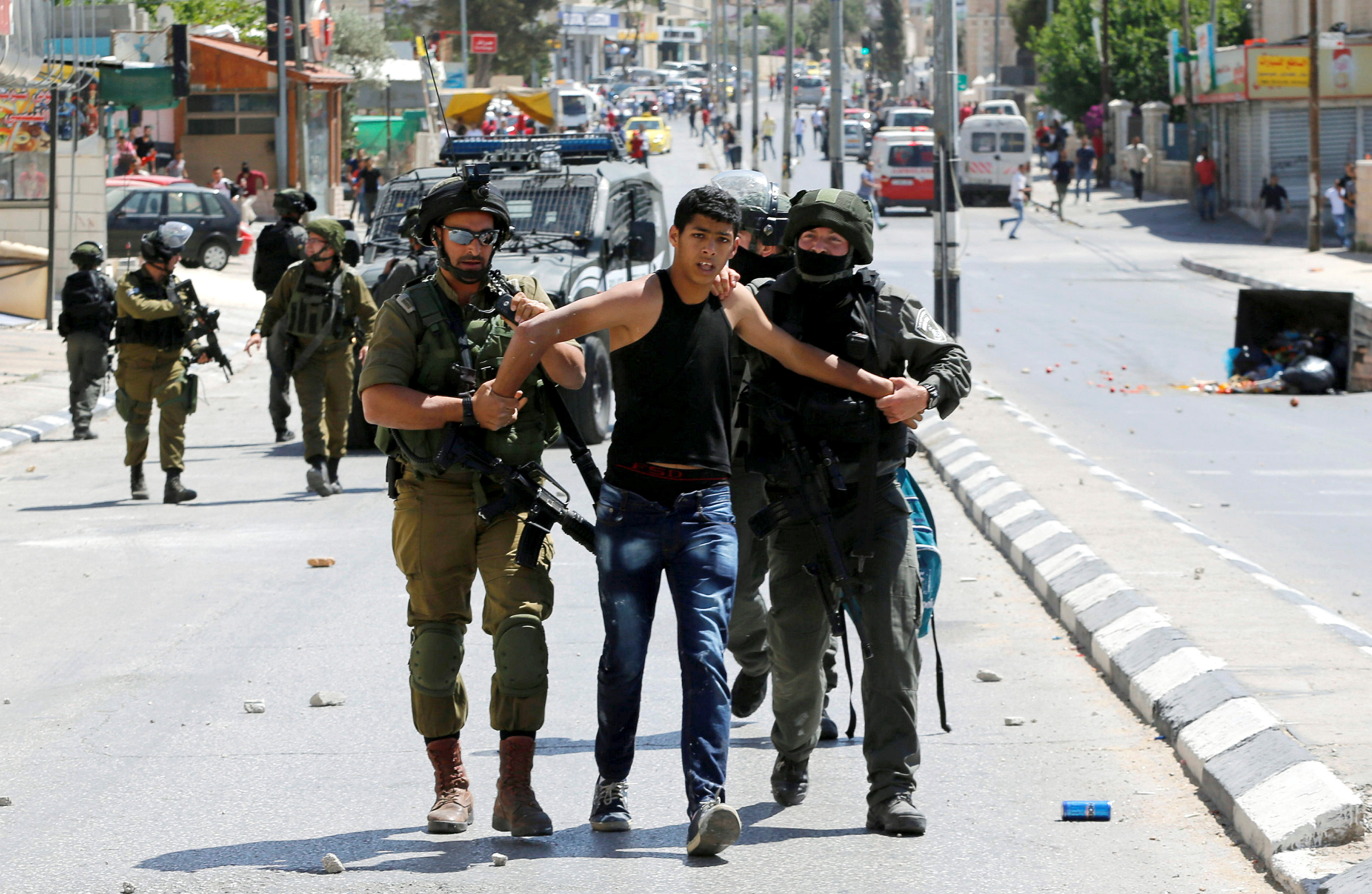 قوات الاحتلال تعتقل شابا فلسطينيا فى بيت لحم بالضفة الغربية