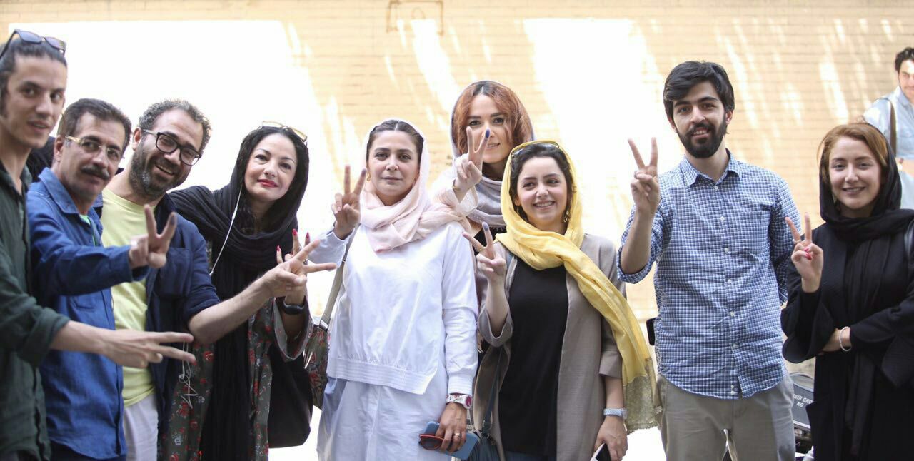 ايرانيون يدلون بصوتهم