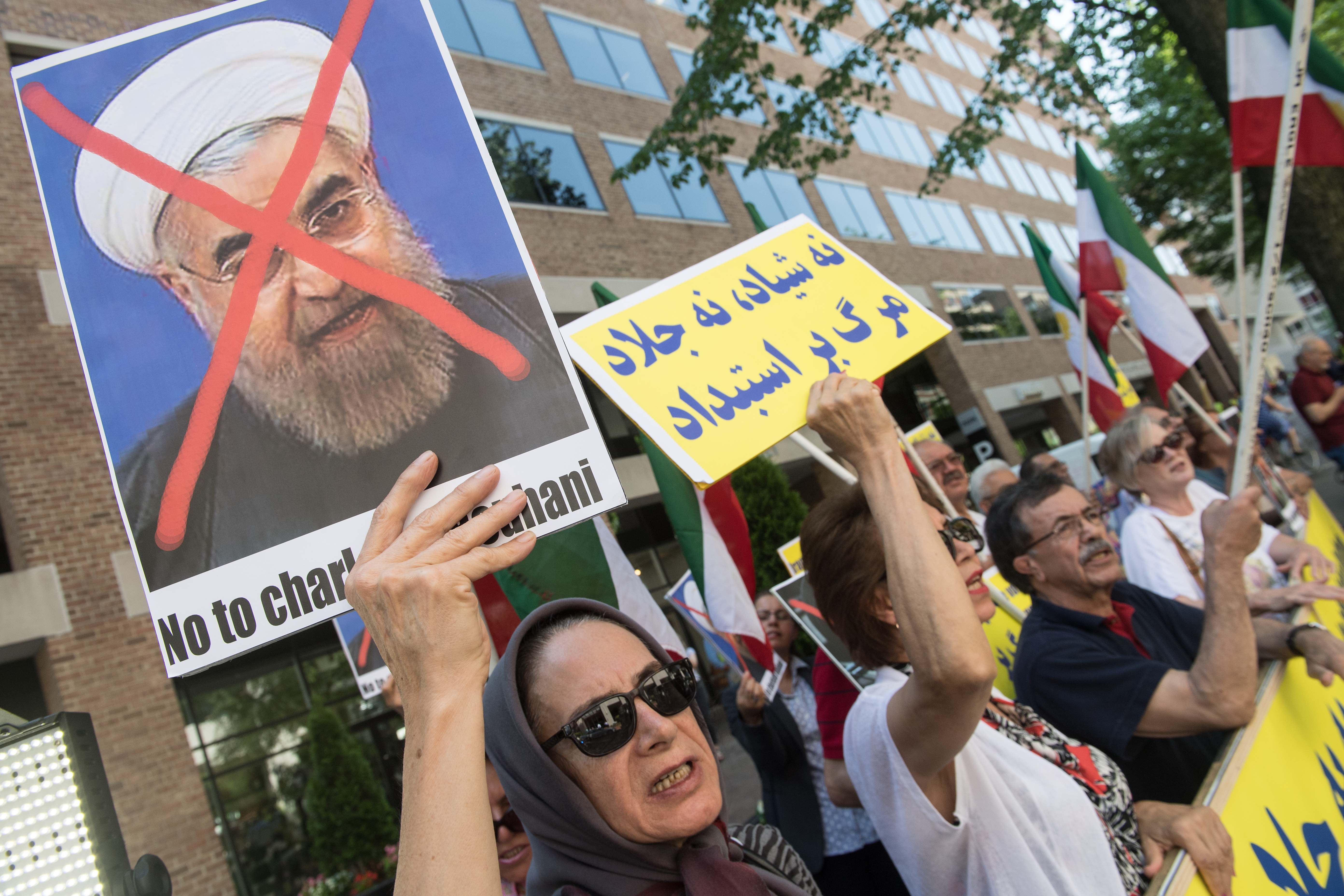 إيرانيون مشاركين في التظاهر