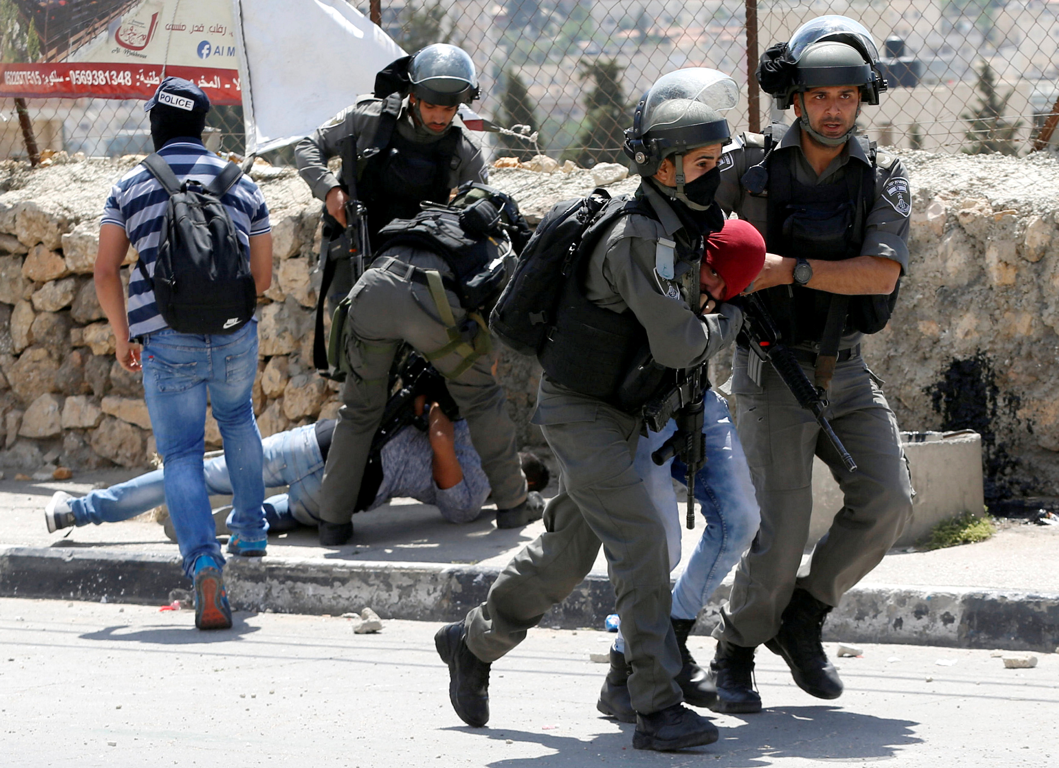 قوات الاحتلال تعتقل متظاهرين فلسطينيين