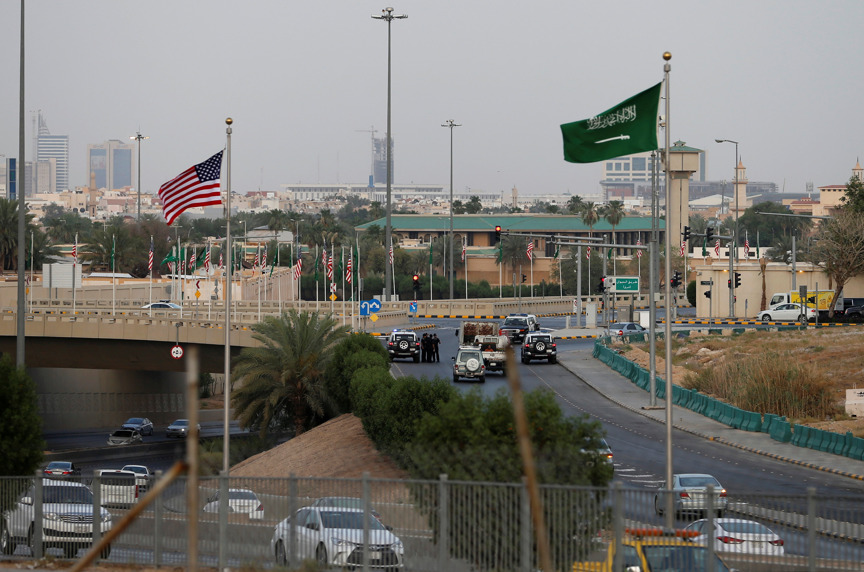 رفع الأعلام السعودية والأمريكية
