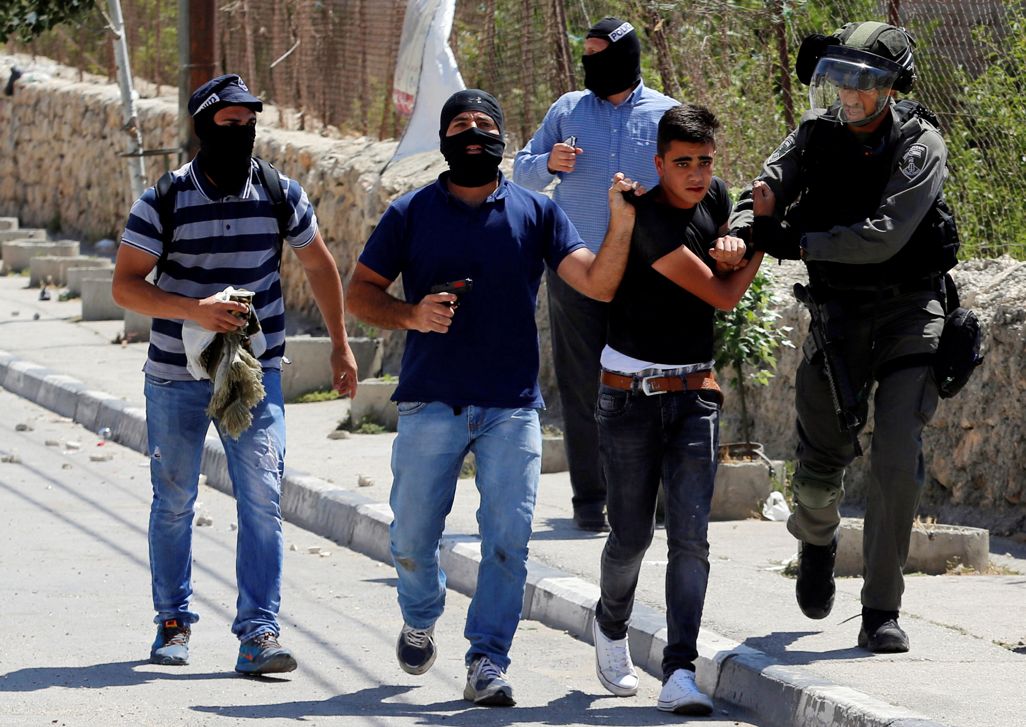 قوات الاحتلال تعتقل فلسطينيا فى بيت لحم