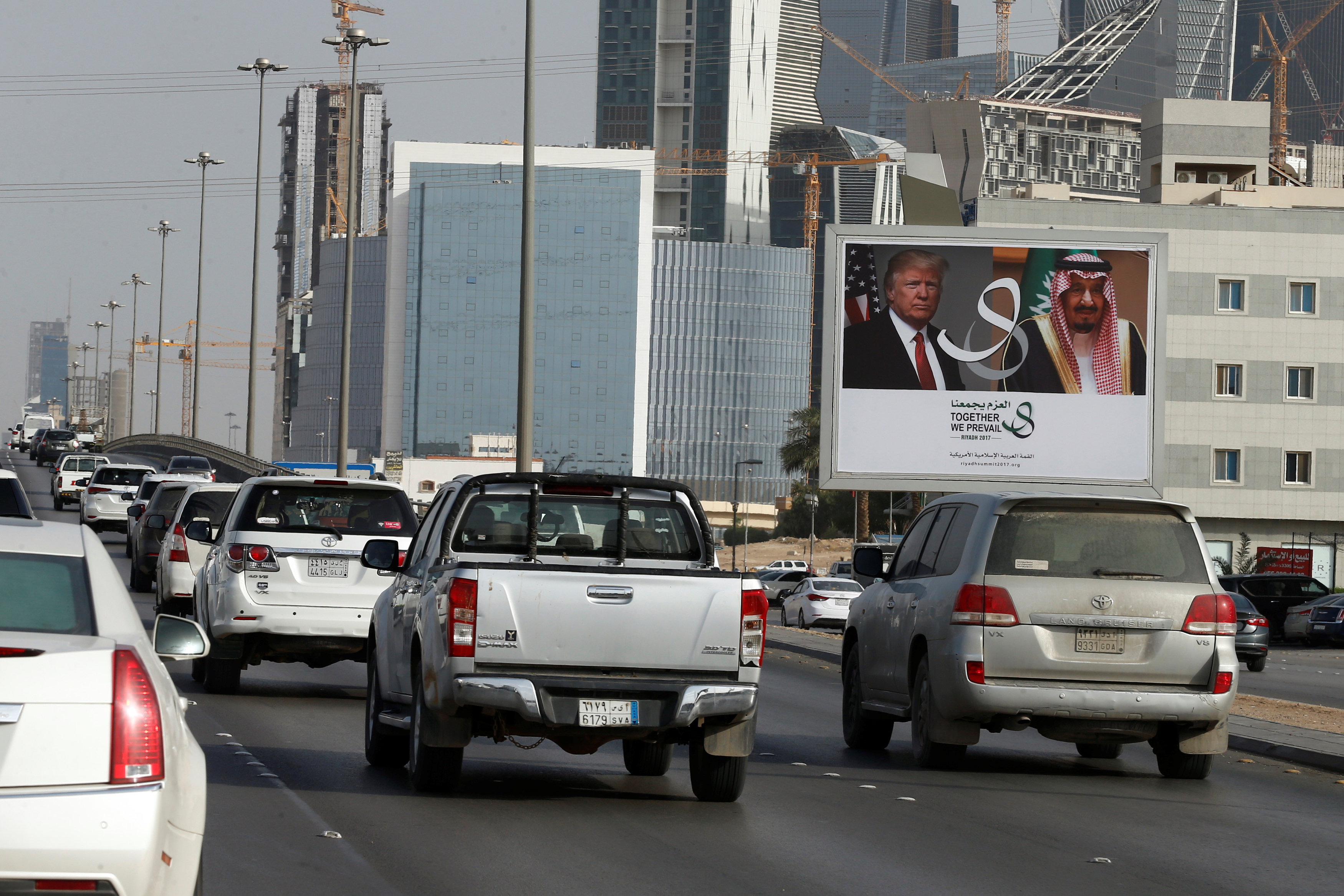 لافتات العاهل السعودى والرئيس الأمريكى فى شوارع مكة