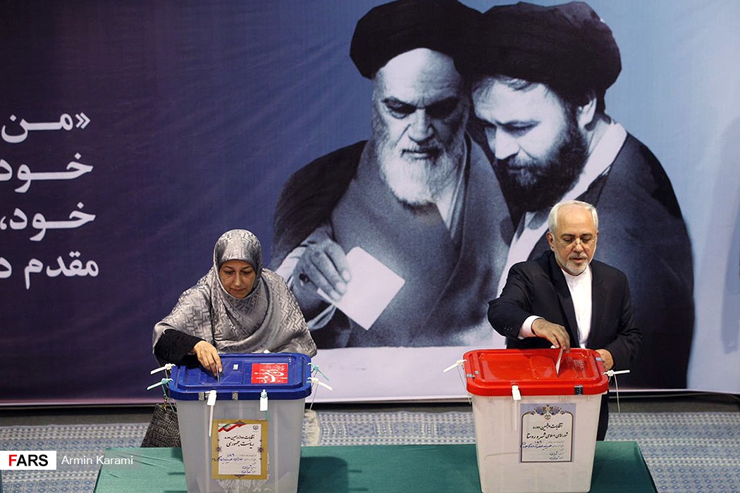 وزير خارجية إيران يدلى يصوته بصحبة زوجته
