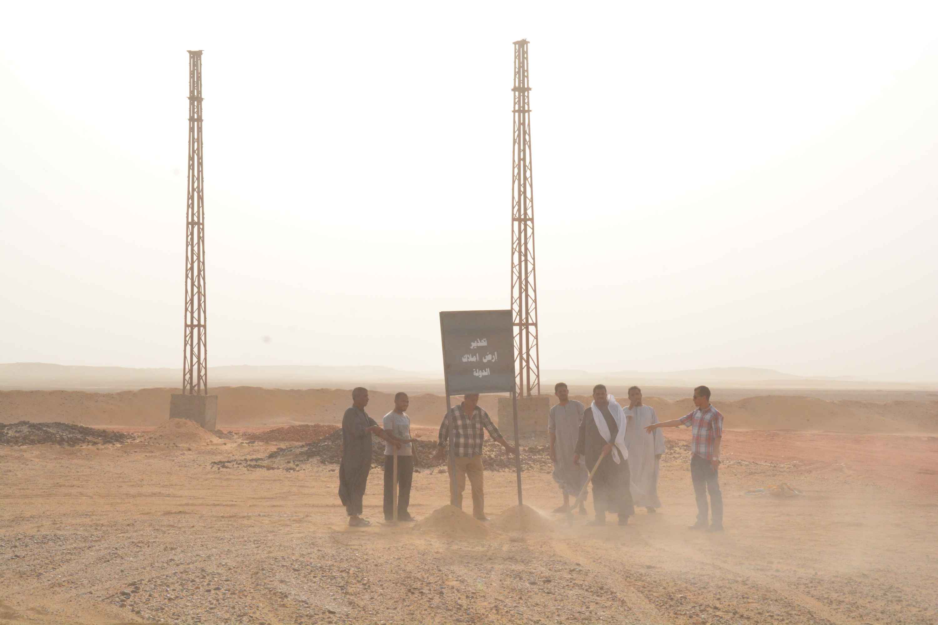 محافظ المنيا يتابع إزالة التعديات بالطريق الصحراوي الغربي (6)