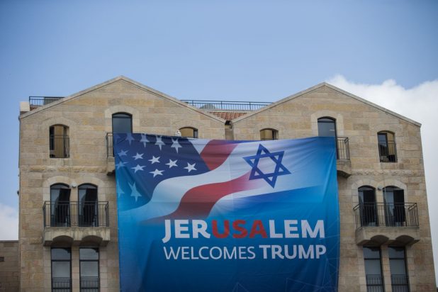لافتة ترحيب فى القدس