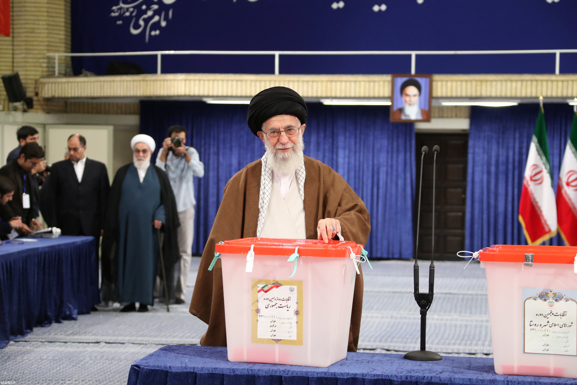 المرشد الاعلى للثورة الإيرانية على الخامنئى يدلى بصوته