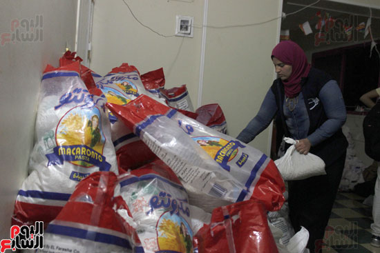 توزيع أكياس المواد الغذائية  شنط رمضان (8)
