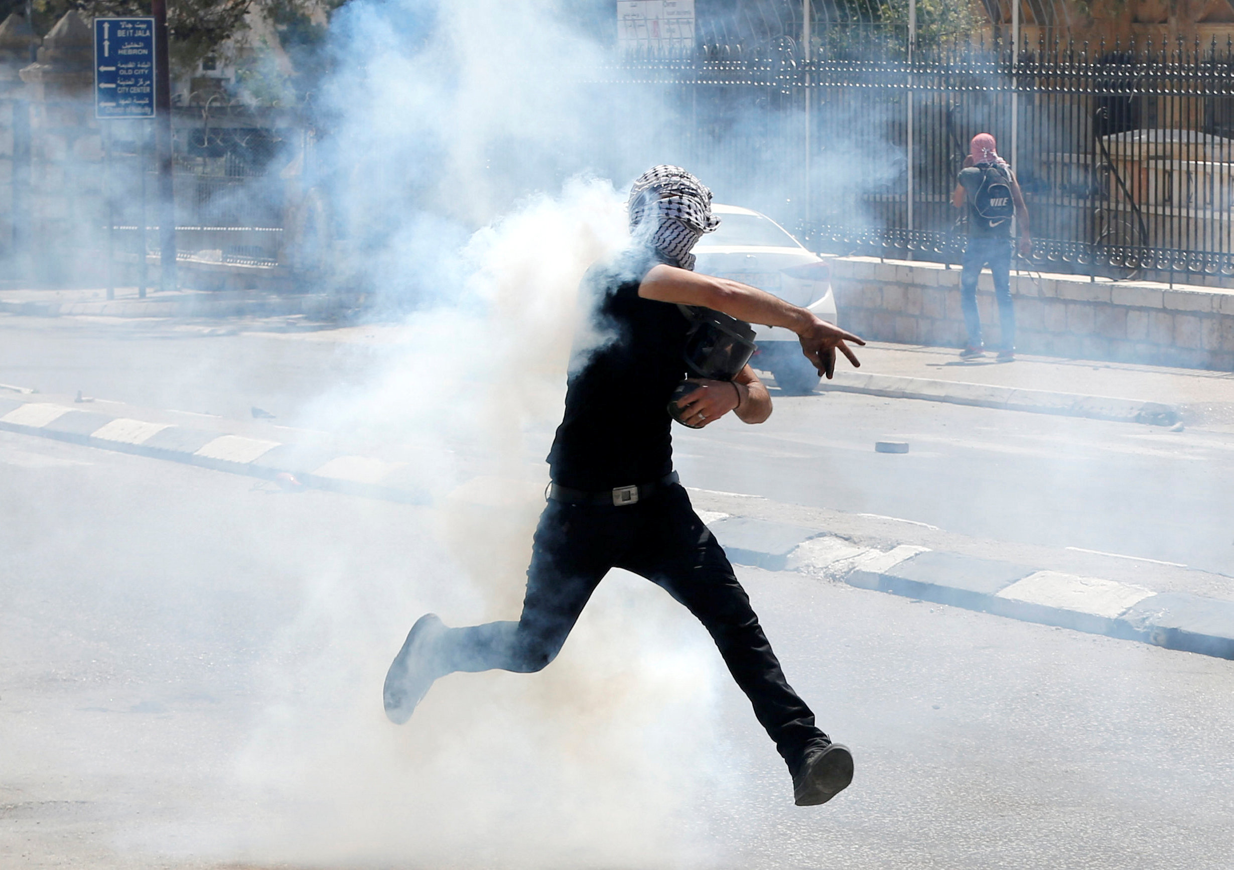 الغاز المسيل للدموع يحيط بمتظاهر فلسطينى