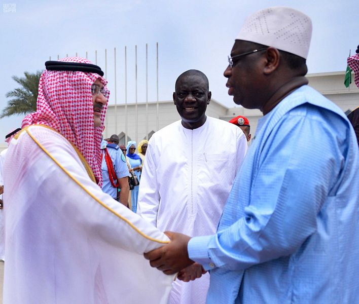 الرئيس السنغالى يصافح محافظ جدة فور وصوله السعودية