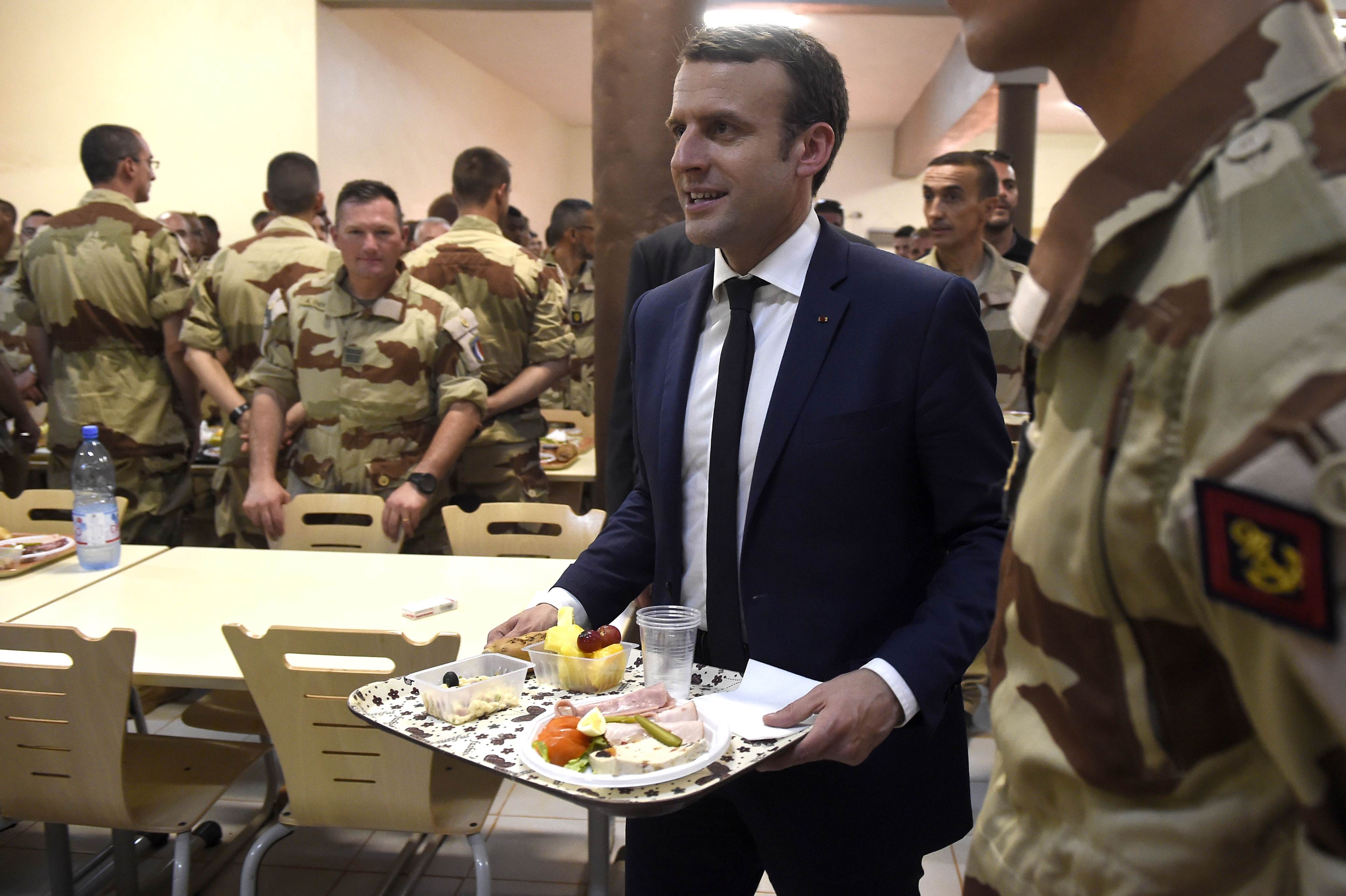 الرئيس الفرنسى يأخذ طعامه