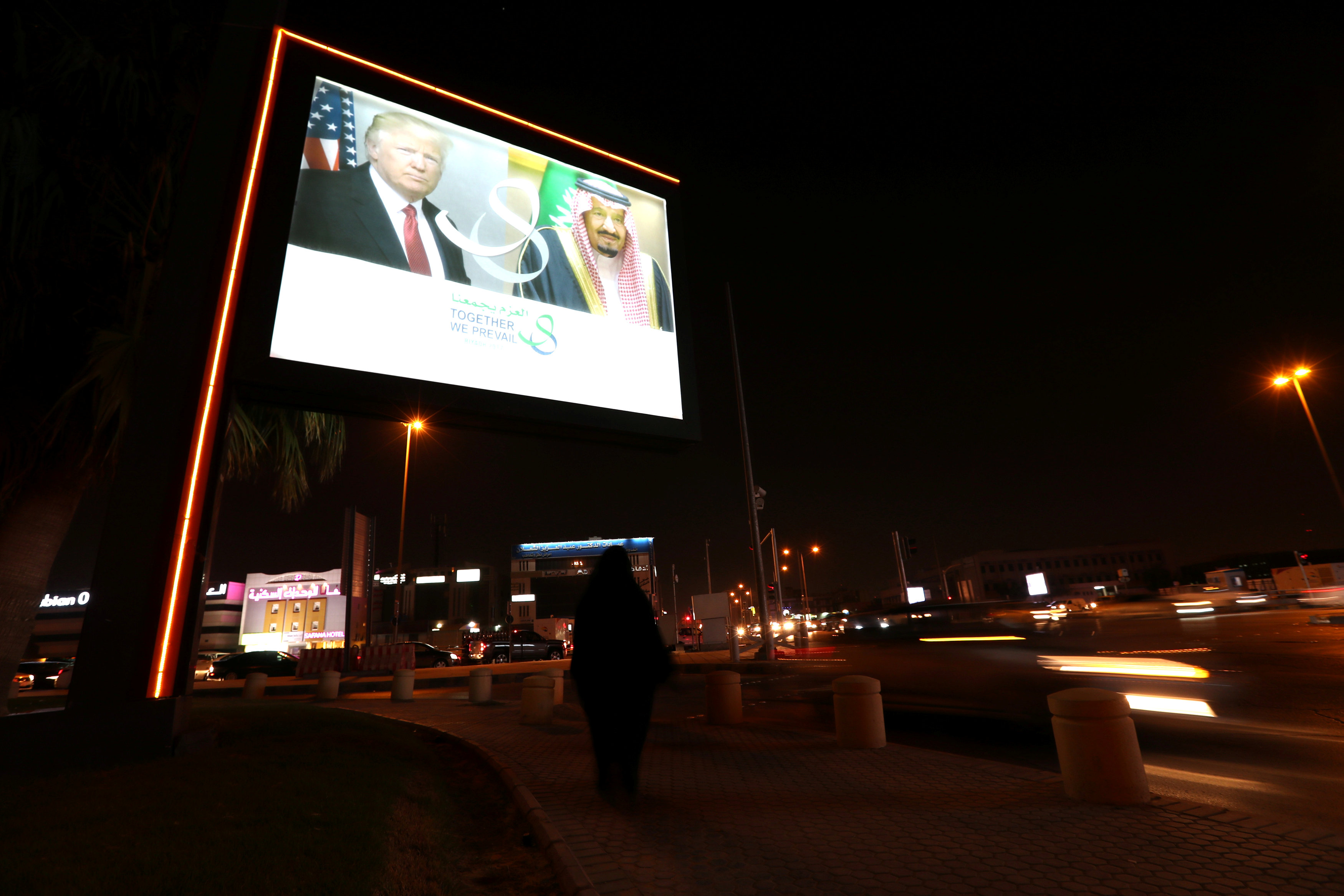 لافتة ضوئية تحمل صور الرئيس الأمريكى والعاهل السعودى