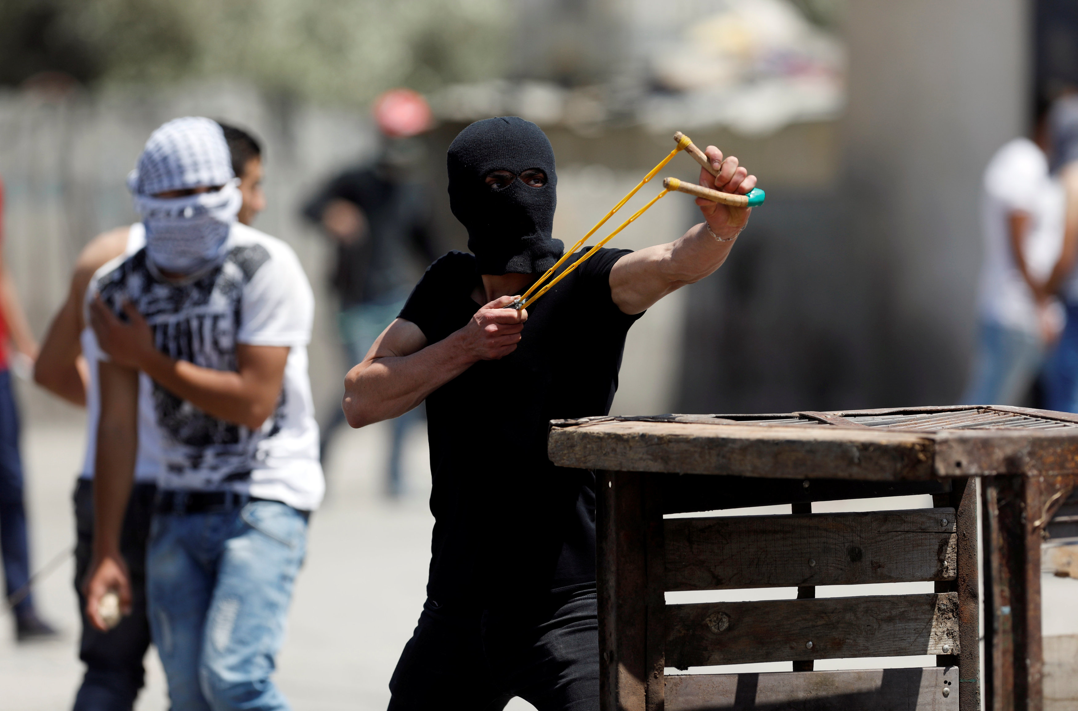 فلسطينيون يلقون الحجارة بالنبال على قوات الاحتلال
