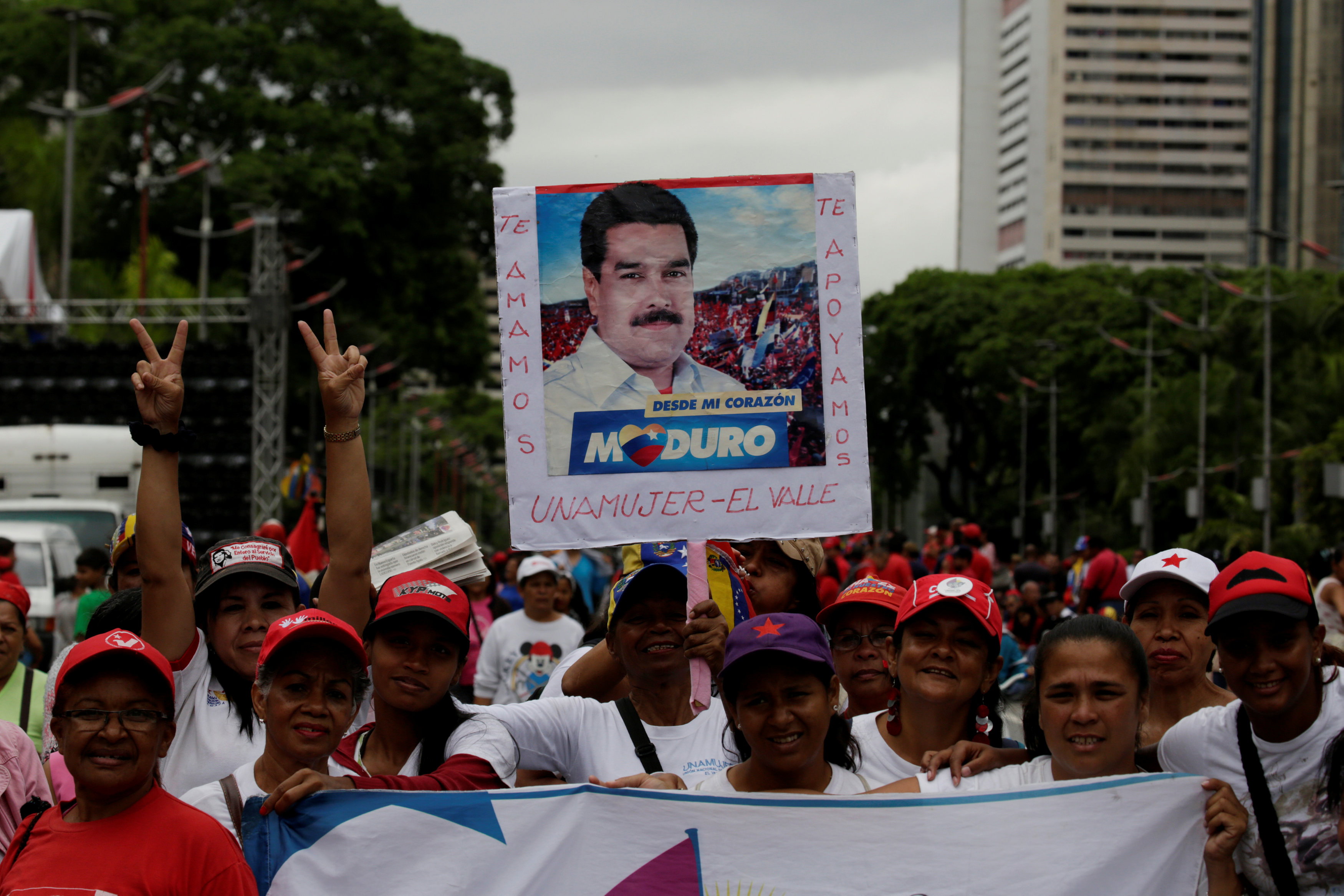 لافتات تؤيد الرئيس الفنزويلى