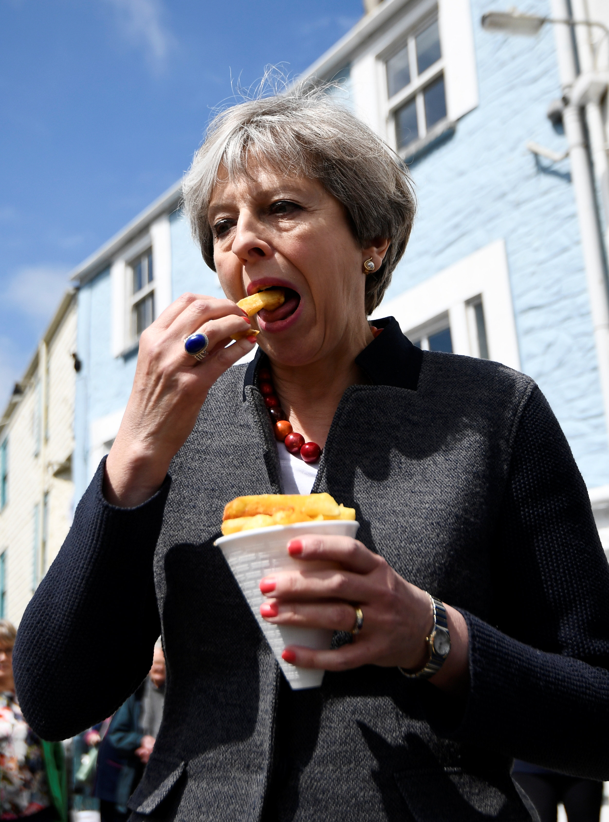 رئيس وزراء بريطانيا تتناول الطعام