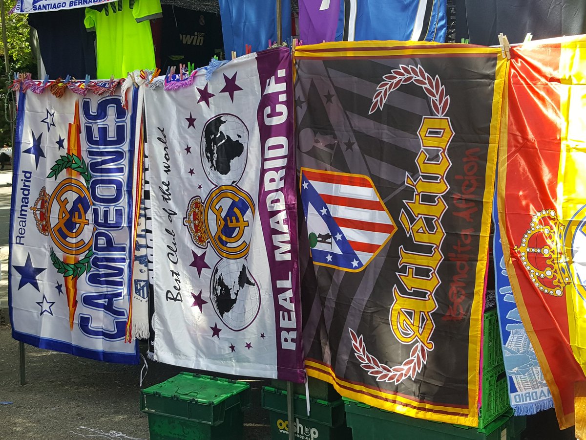 أعلام ريال مدريد وأتلتيكو مدريد