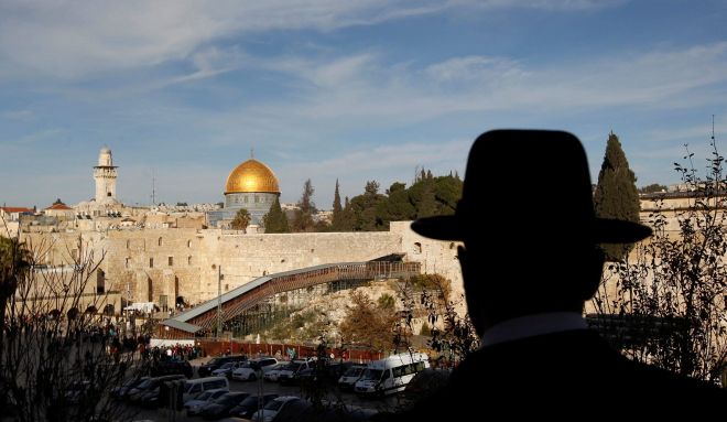 يهودى متطرف ينظر إلى القدس