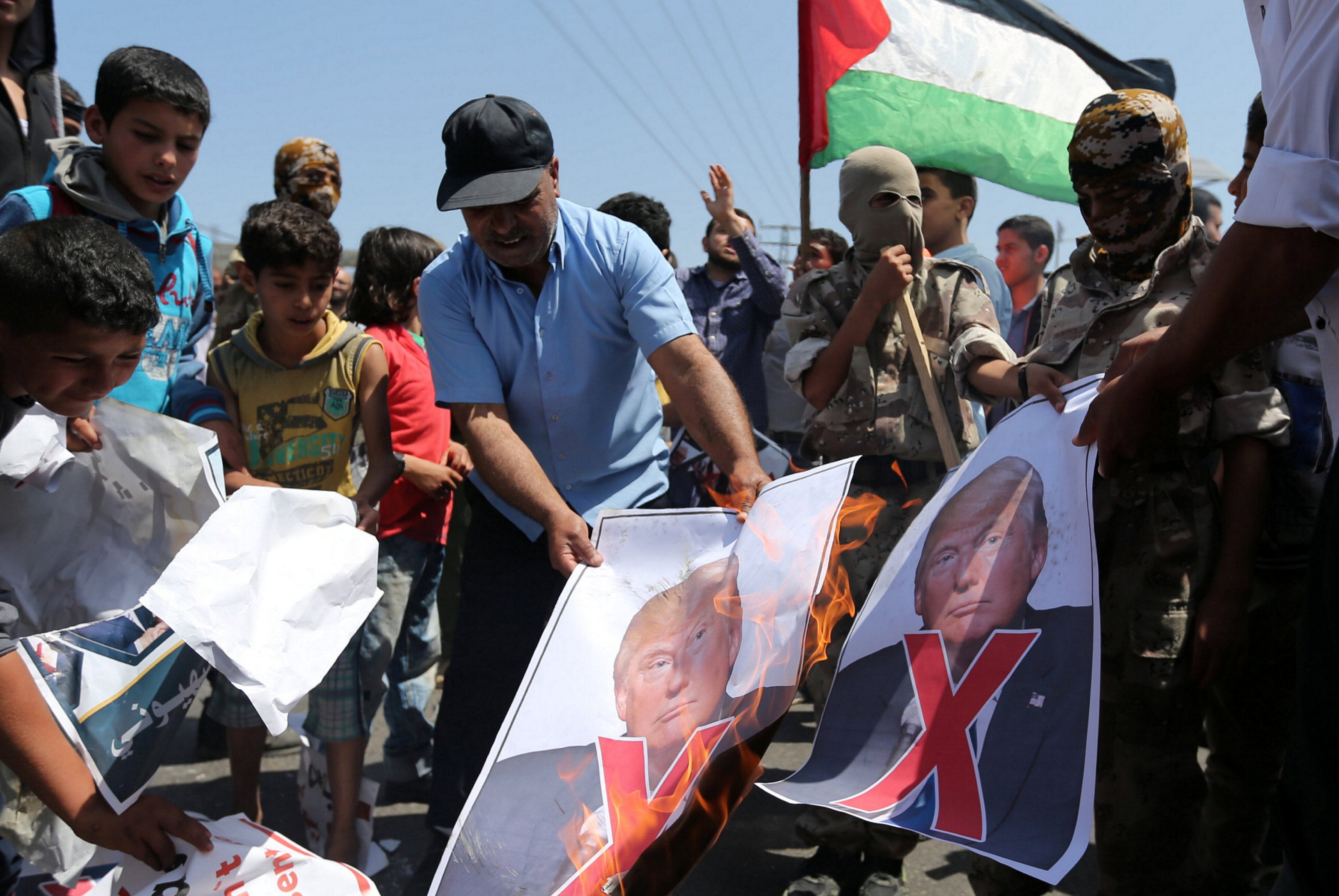 فلسطينيون يحرقون صور ترامب احتجاجا على حصار غزة