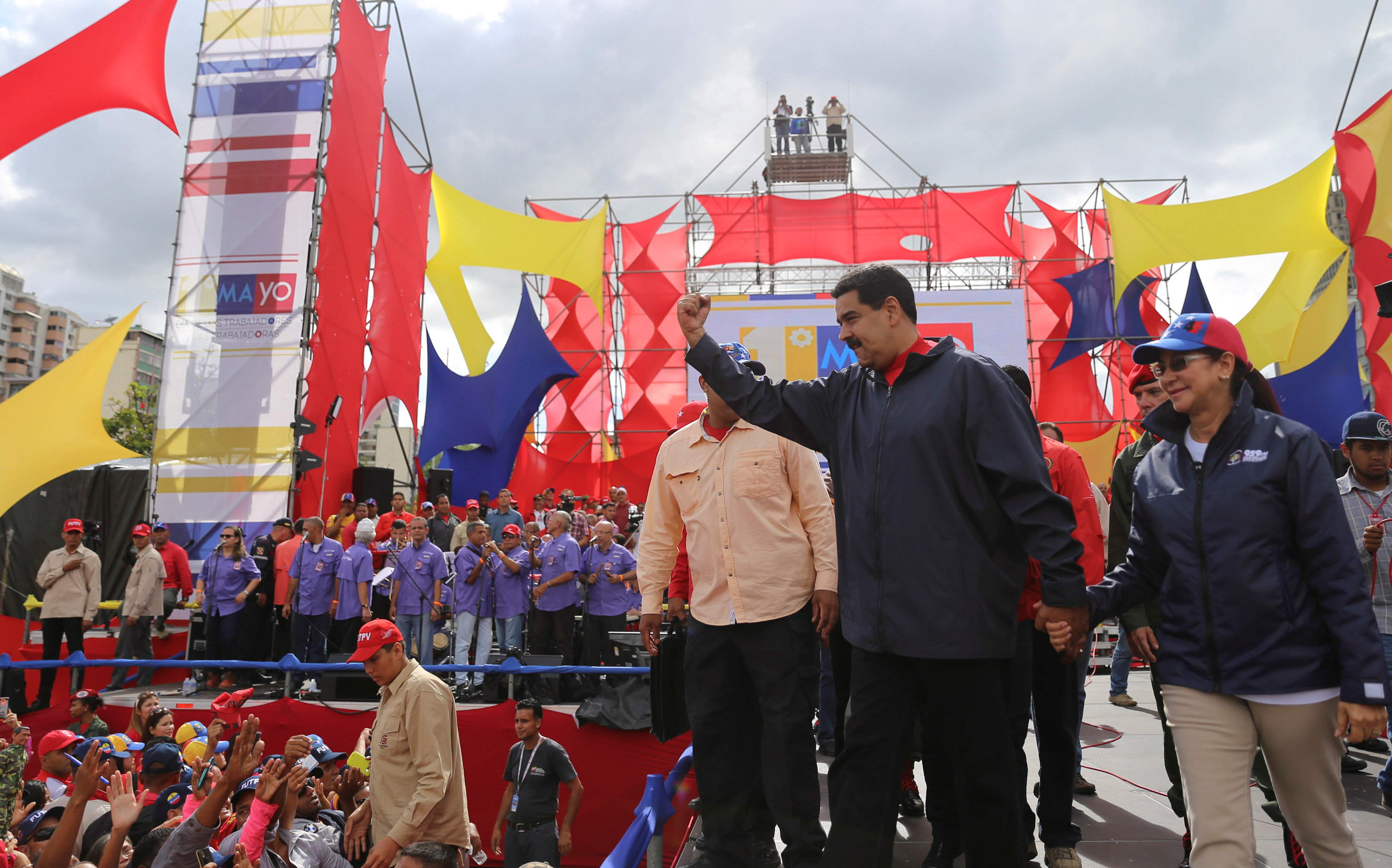 الرئيس الفنزويلى وسط أنصارة