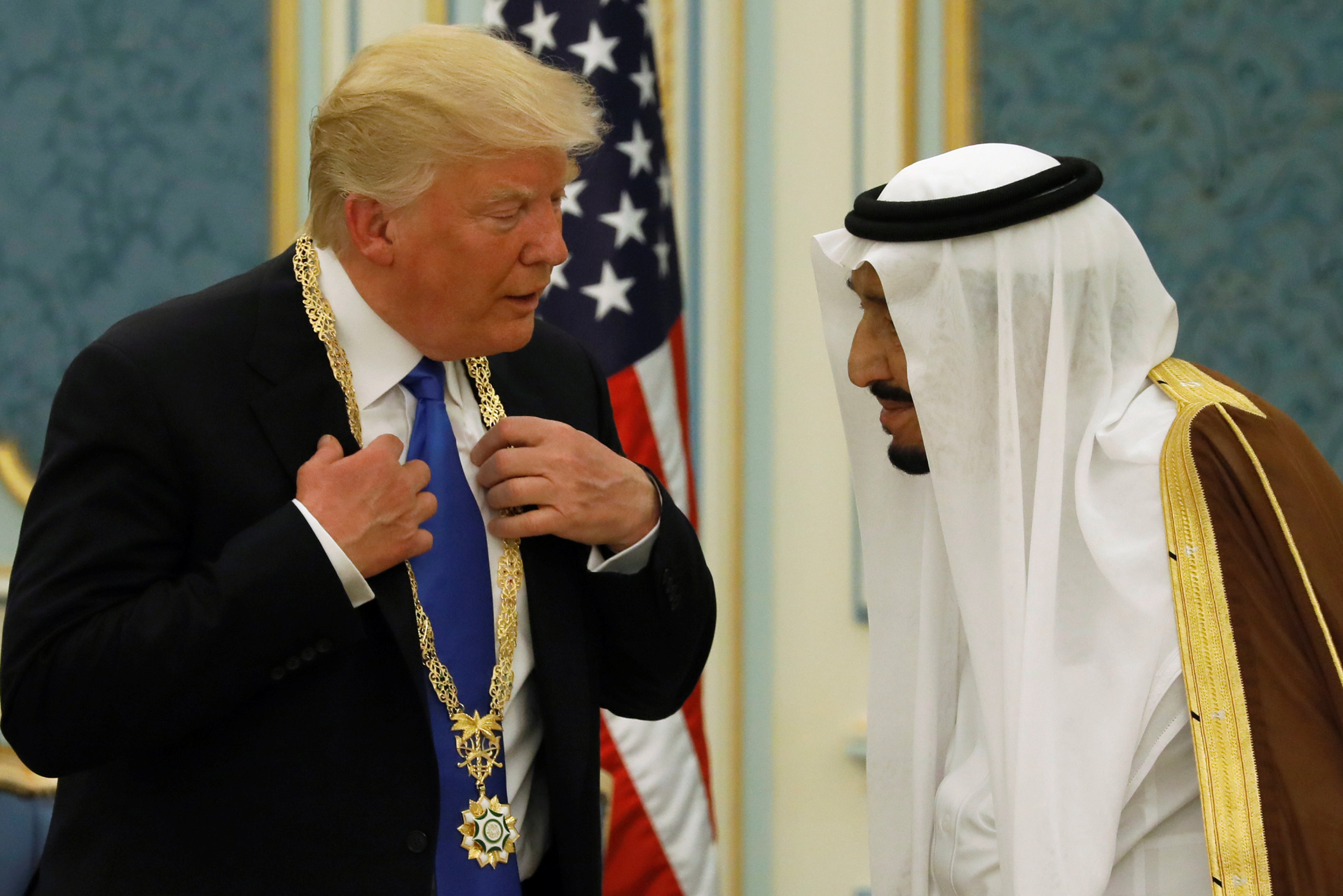 سلمان يمنح ترامب قلادة الملك عبد العزيز