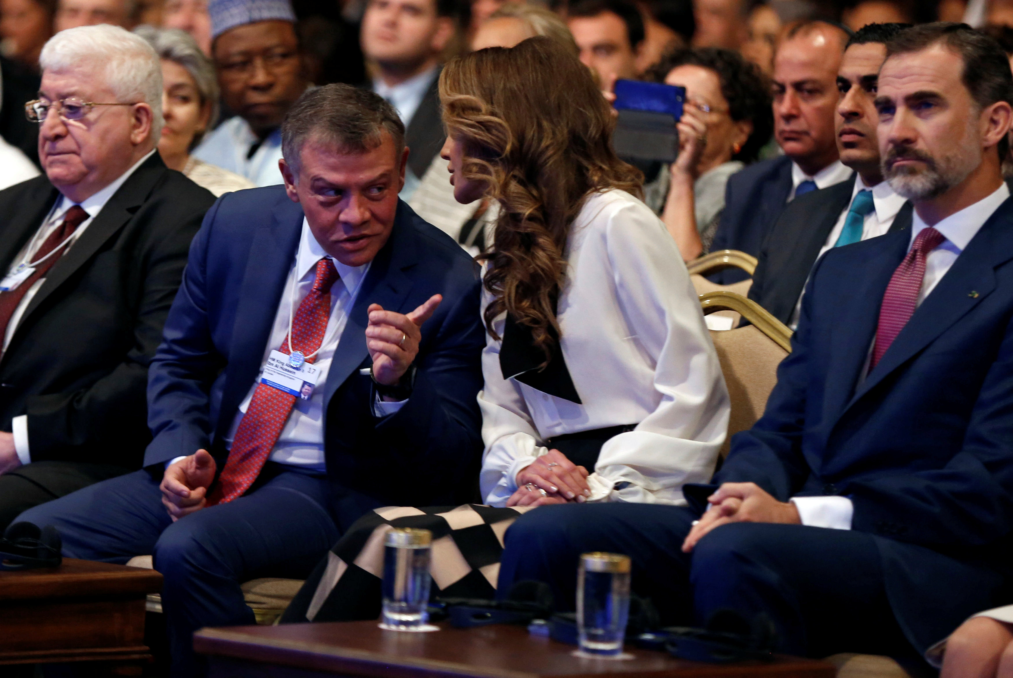 الملكة رانيا تتحدث إلى العاهل الأردنى خلال المنتدى الاقتصادى