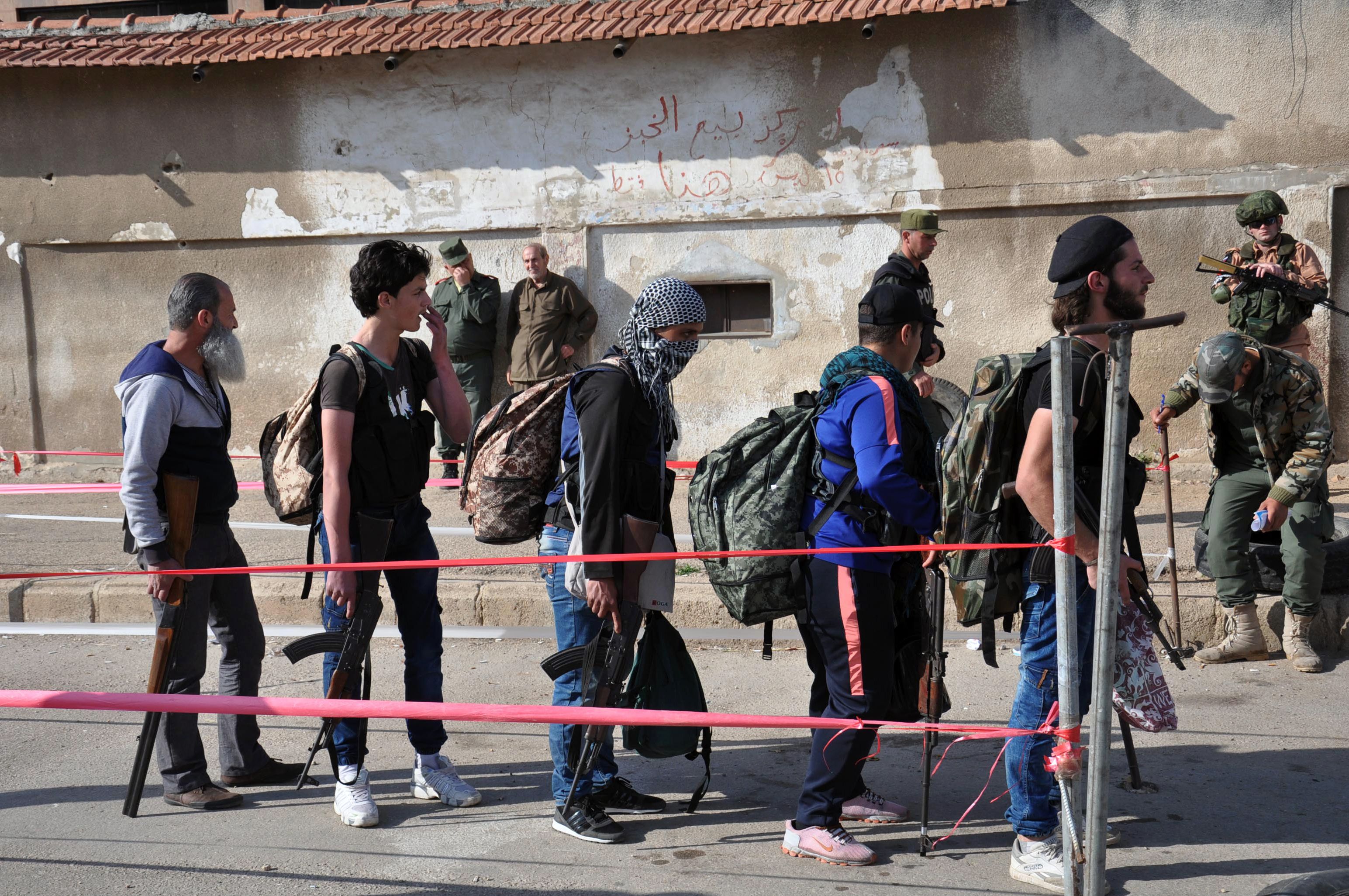 مقاتلو المعارضة السورية يقفون فى نقطة تفتيش