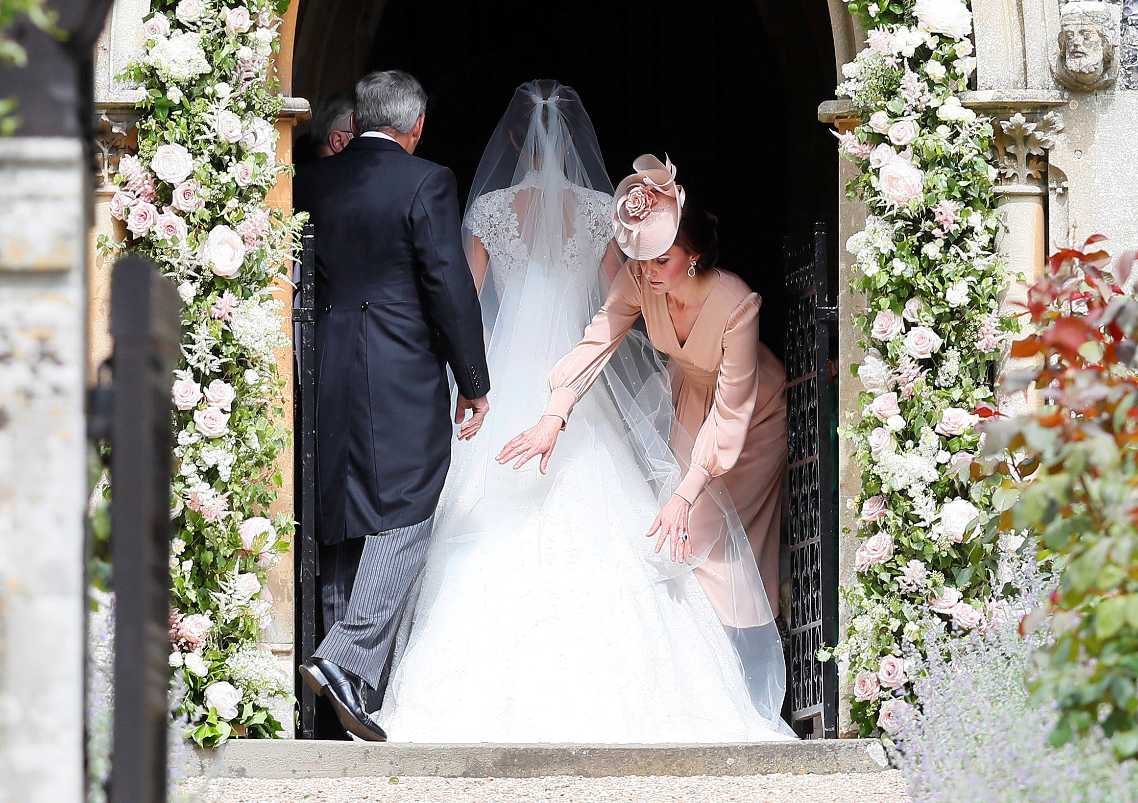 كاثرين دوقة كامبريدج تلعب دور وصيفة العروسة