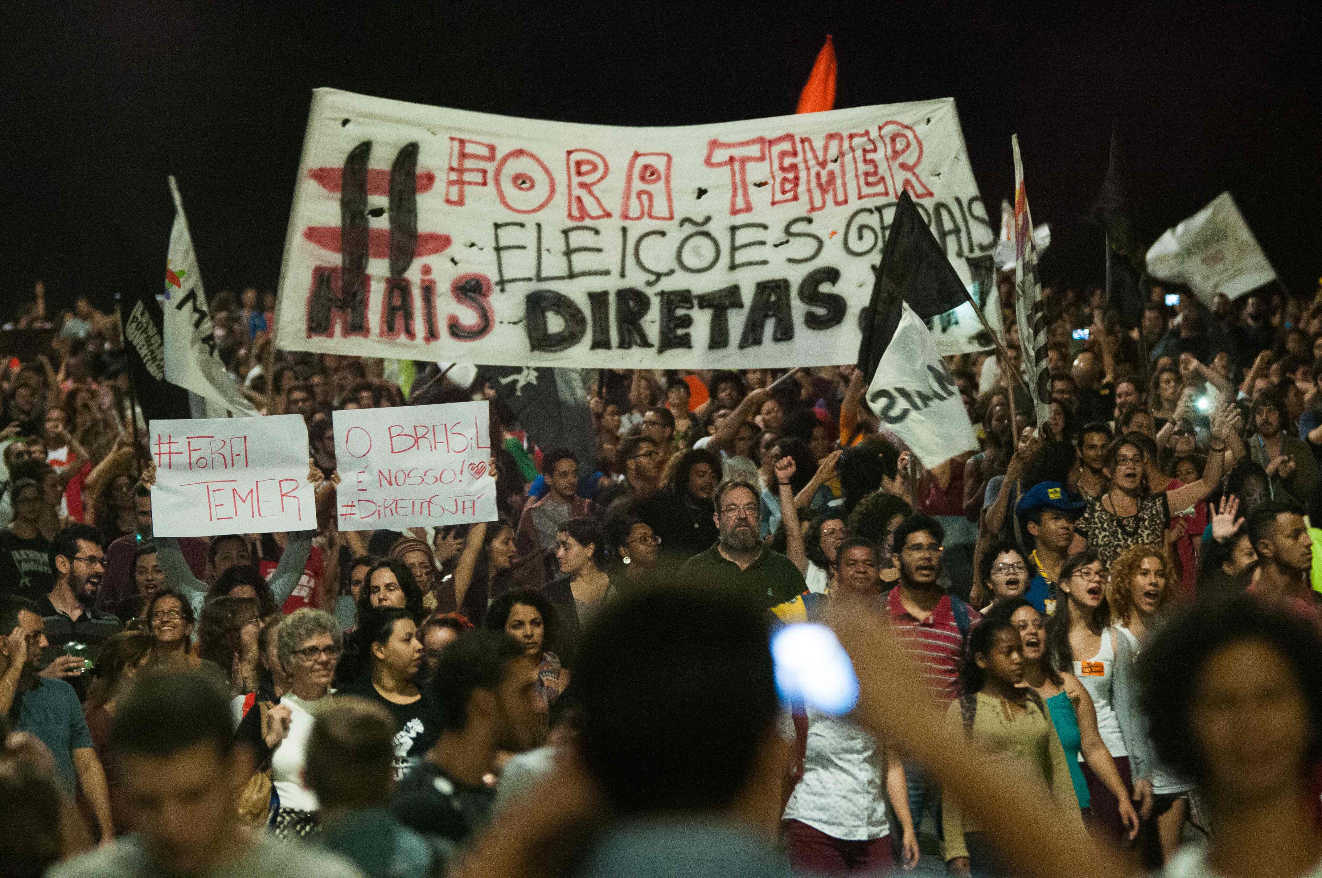 مئات المحتجين ضد الرئيس البرازيلى