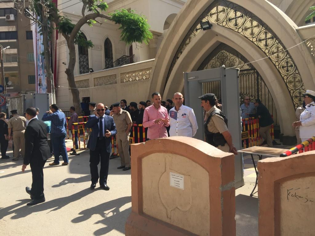 2-   إجراءات أمنية مشددة أمام الكنيسة