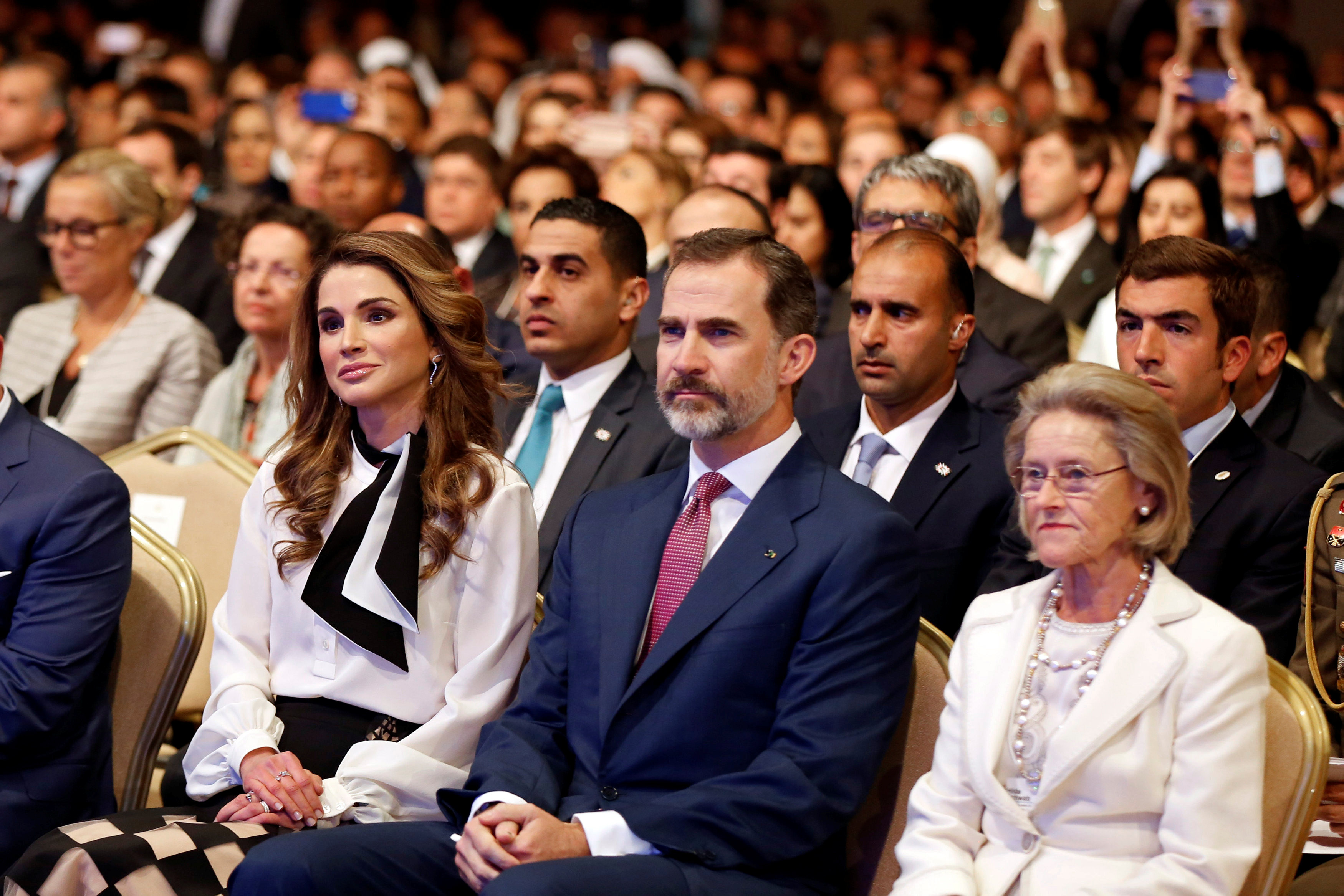 الملكة رانيا بجوار ملك أسبانيا وزوجة الرئيس التنفيذى للمنتدى الاقتصادى
