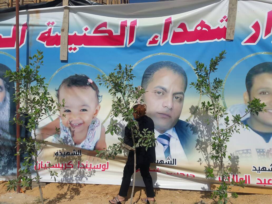  لافتة تحمل صور الشهداء