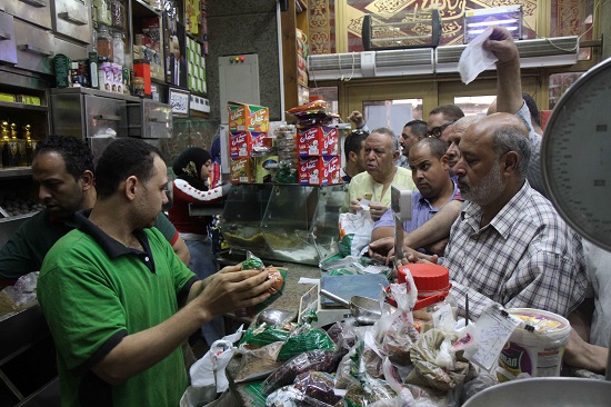 المواطنون أثناء شراء العطارة