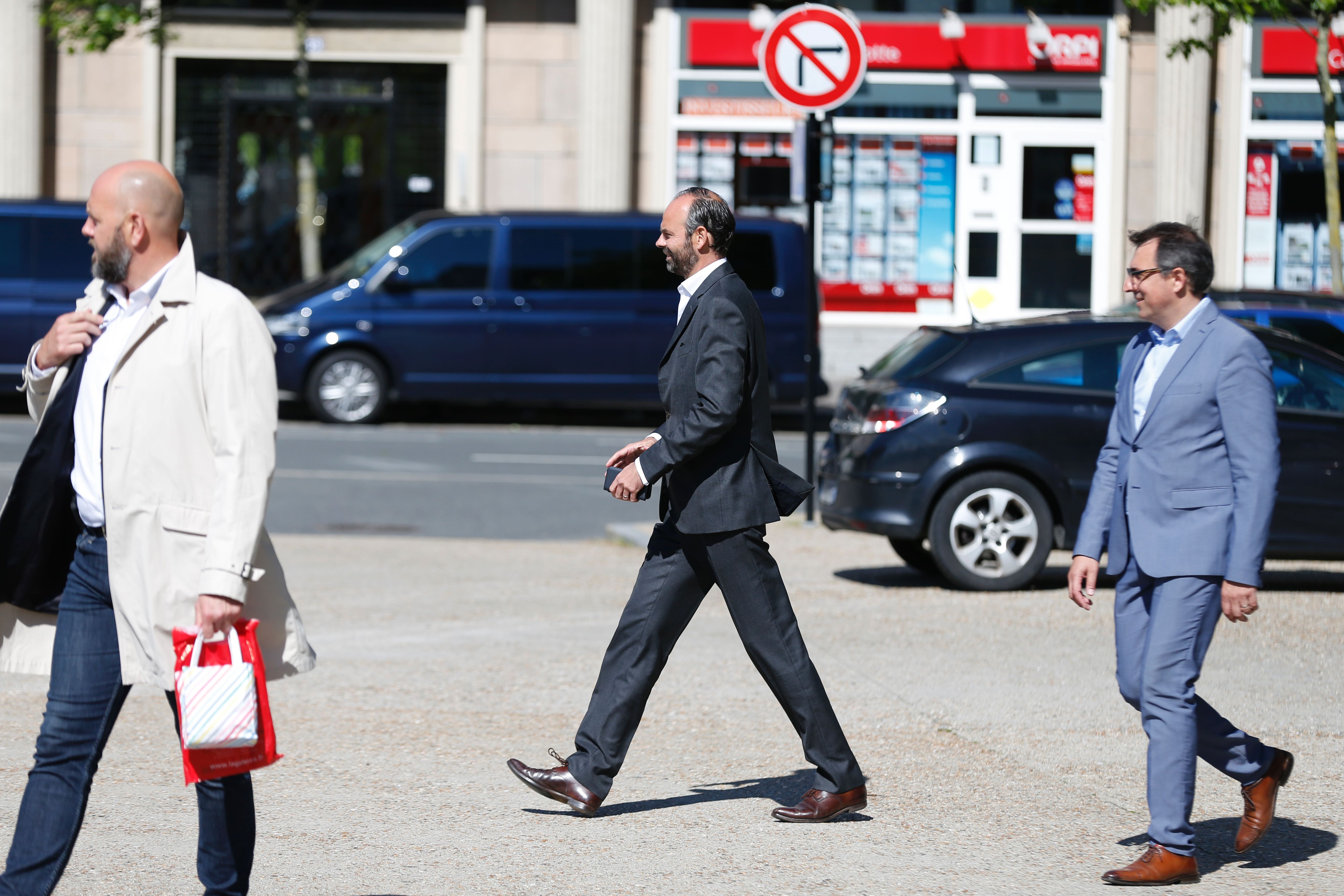 رئيس وزراء فرنسا يتجول فى شوارع لو هافر