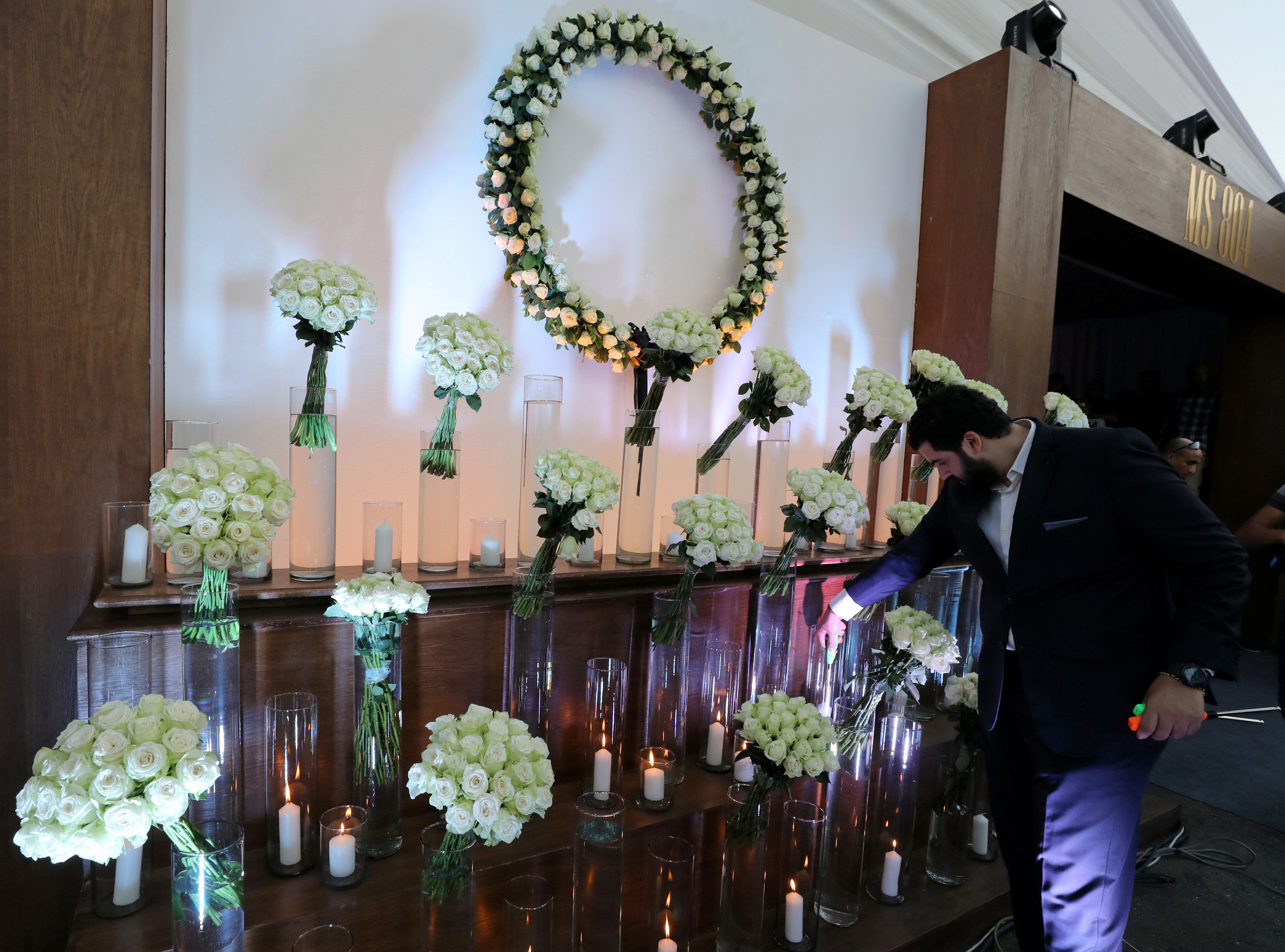أحد أقارب ضحايا الطائرة المنكوبة يضع الورود أمام النصب التذكارى
