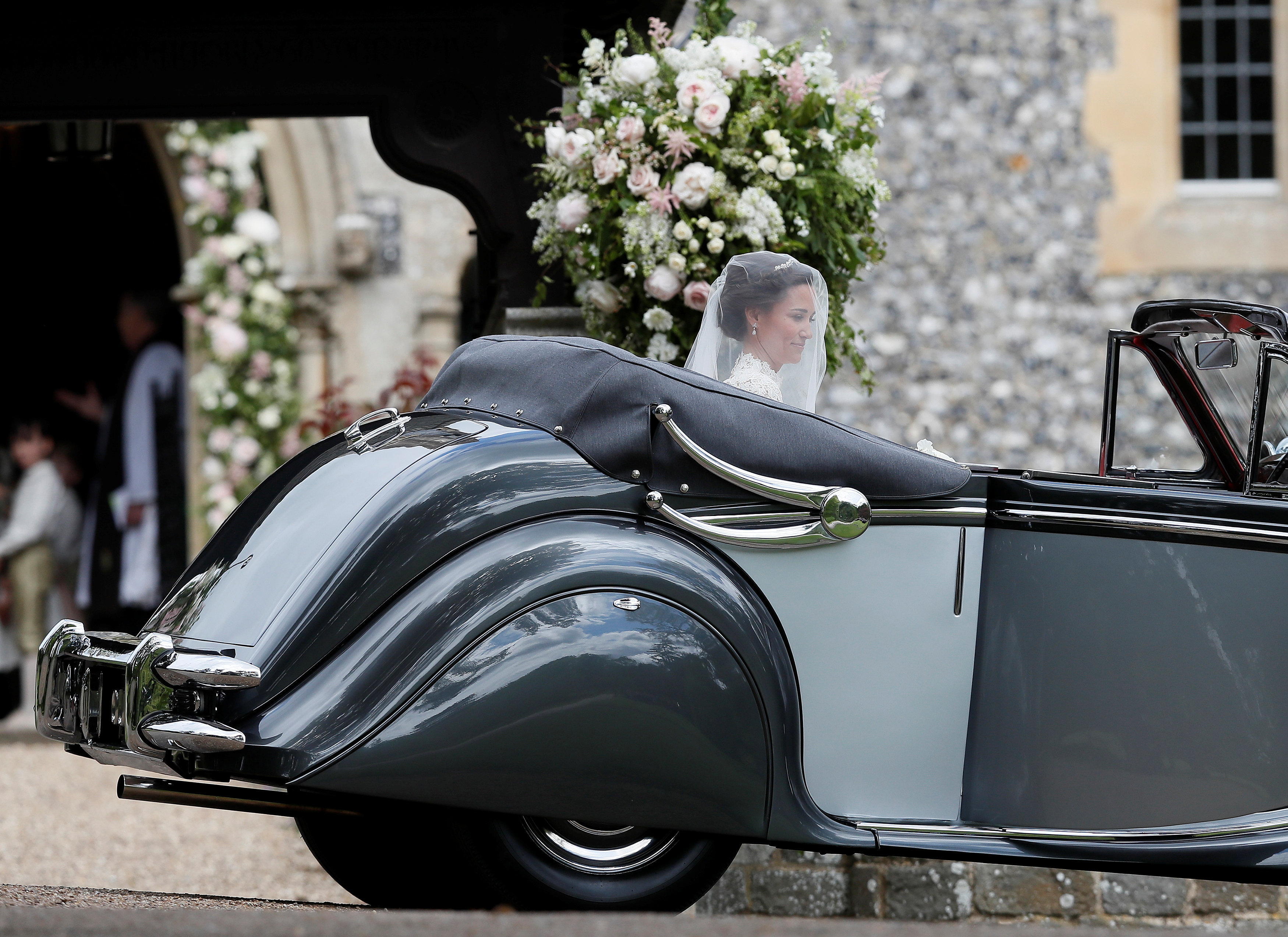 وصول العروس بيبا ميدلتون إلى حفل زفافها بالكنيسة