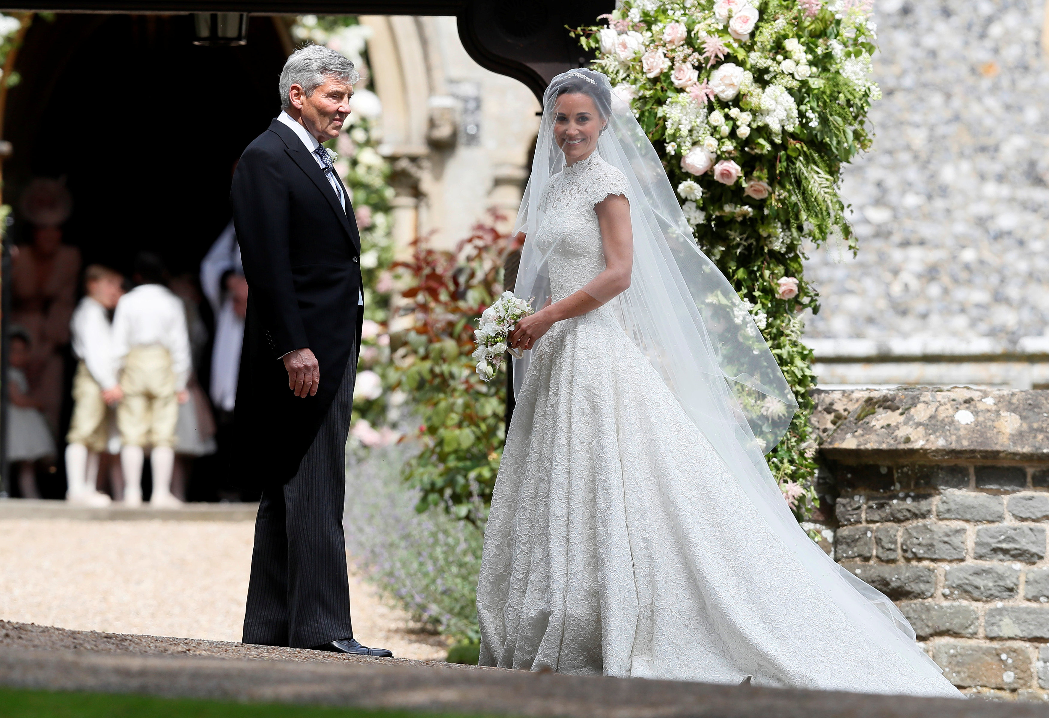 العروس تصل مع والدها مايكل ميدلتون إلى حفل زفافها بالكنيسة