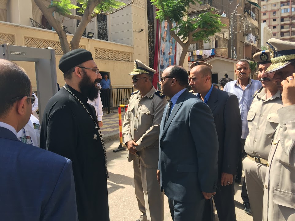 مدير امن الغربية اللواء طارق حسونة يتفقد محيط الكنيسة