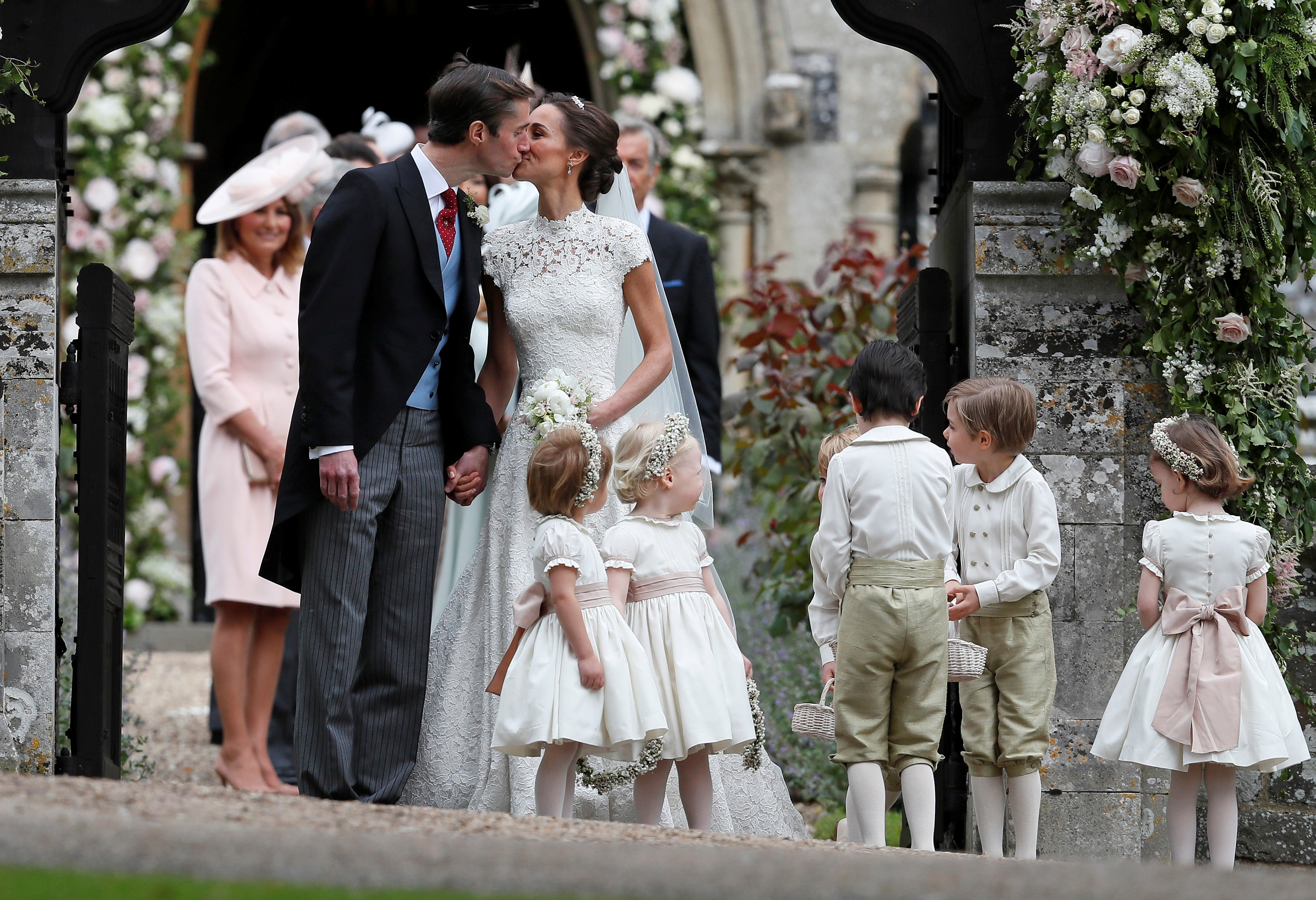 قبلة بيبا ميدلتون وزوجها جيمس ماتوس والاطفال حولهما عقب اعلان الزواج