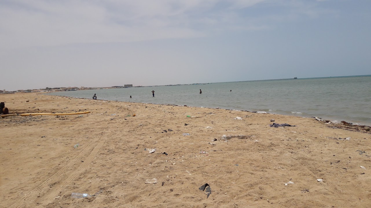 أكياس بلاستيكية وقمامة بشواطئ الشلاتين