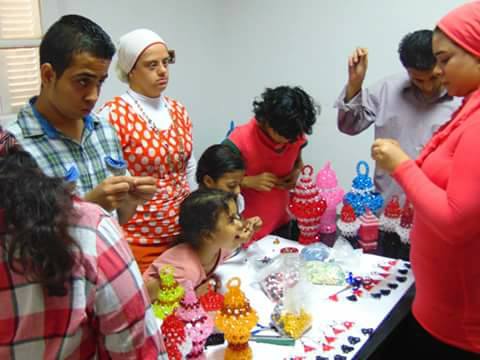 1-الأطفال وذوي الإحتياجات الخاصة يشاركون في صناعة فانوس رمضان بأيديهم بمكتبة الأقصر ومؤسسة خيرية - Copy