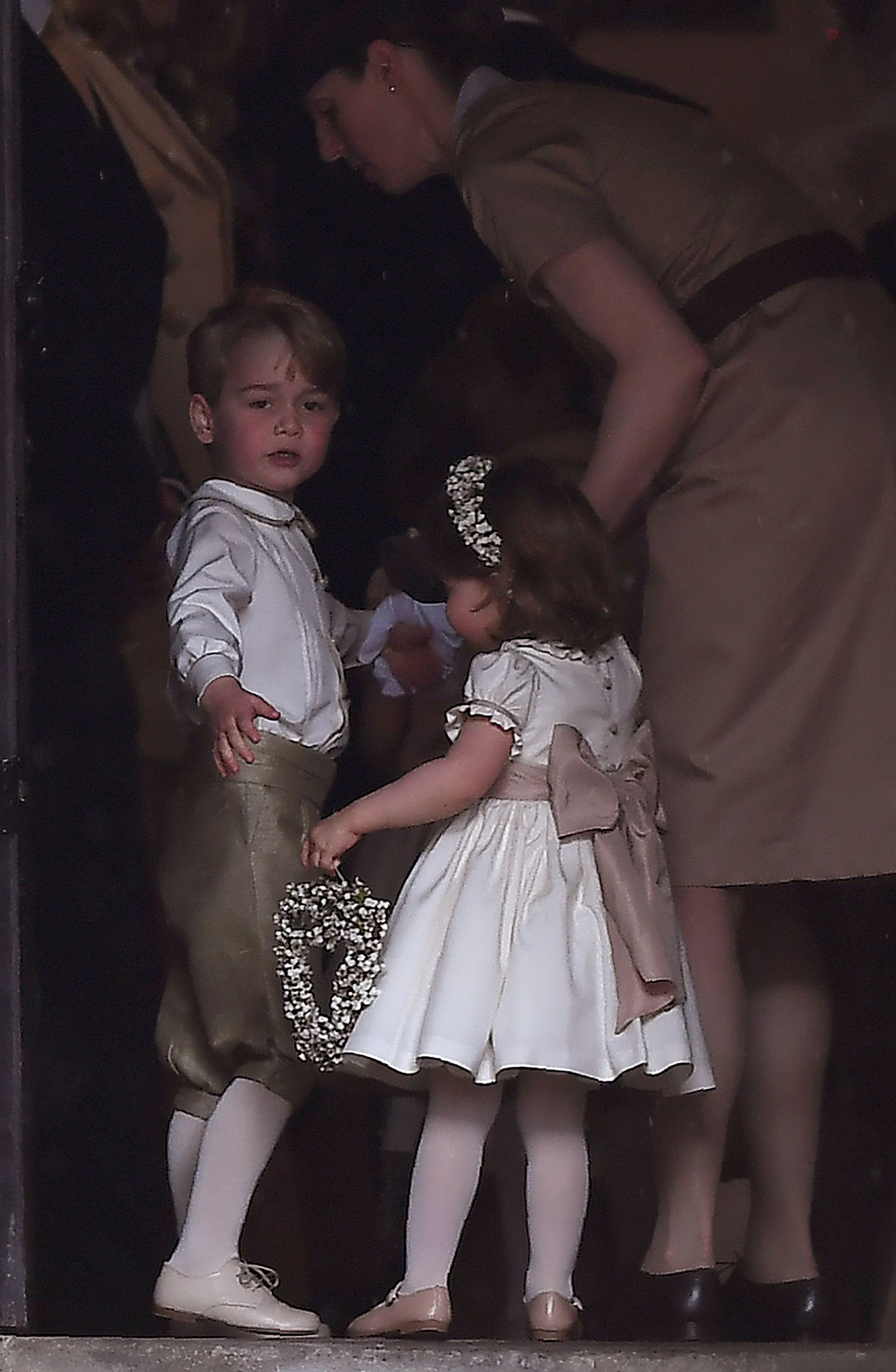 الأمير جورج والأميرة شارلوت مع مربيتهما داخل الكنيسة