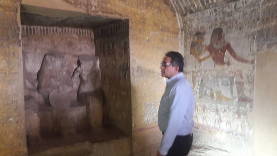 وزير الآثار  أثناء زيارته الأخيرة لمنطقة  الكاب الأثرية