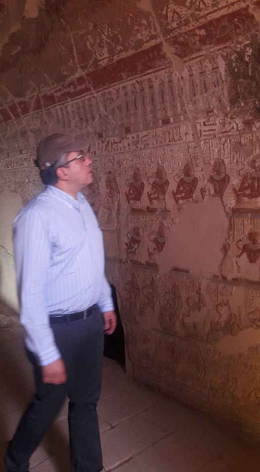 وزير الآثار يتجول داخل مقابر الكاب أثناء زيارته الأخيرة