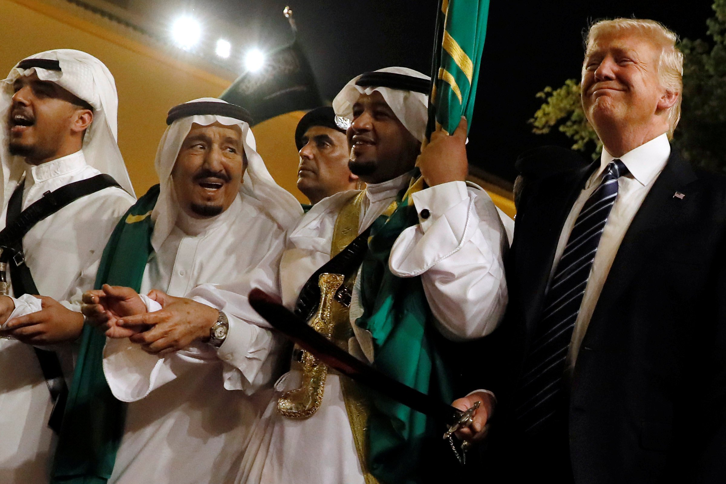 Мусульмане национальности. Трамп и Король Саудовской Аравии. Салман ибн Абдул Азиз Аль Сауд и Трамп.