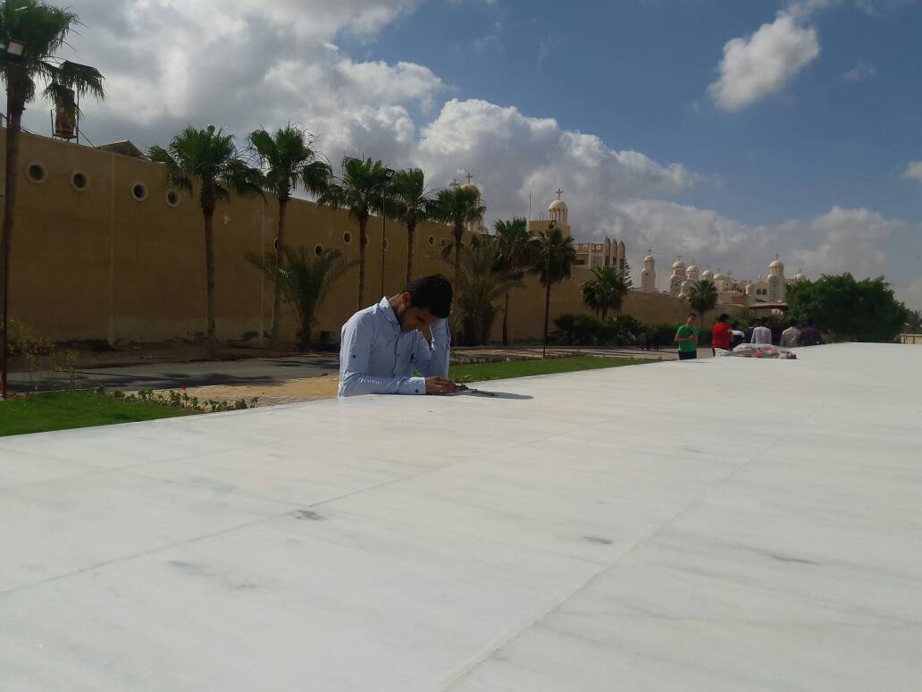  أحد أهالى الشهداء أمام المقابر