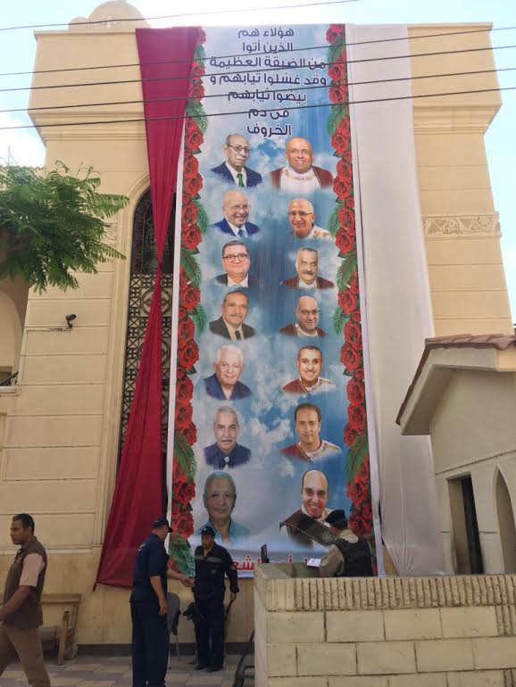 1-   تعليق بنر بصور الشهداء على جدار كنيسة مارجرجس