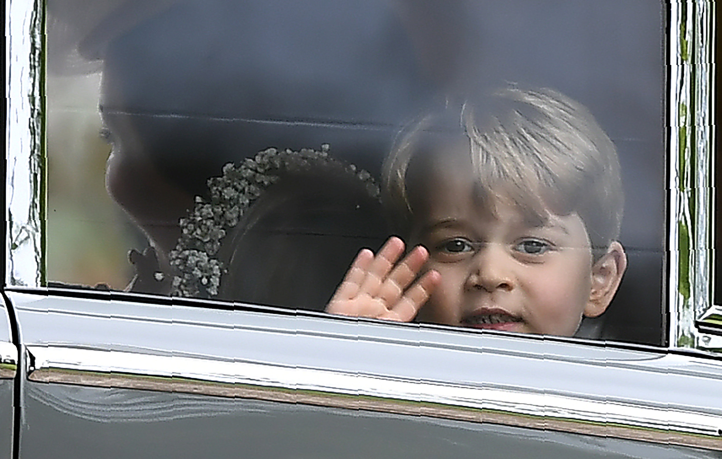 الأمير جورج يغادر فى سيارة عقب حضور حفل عمته بيبا ميدلتون