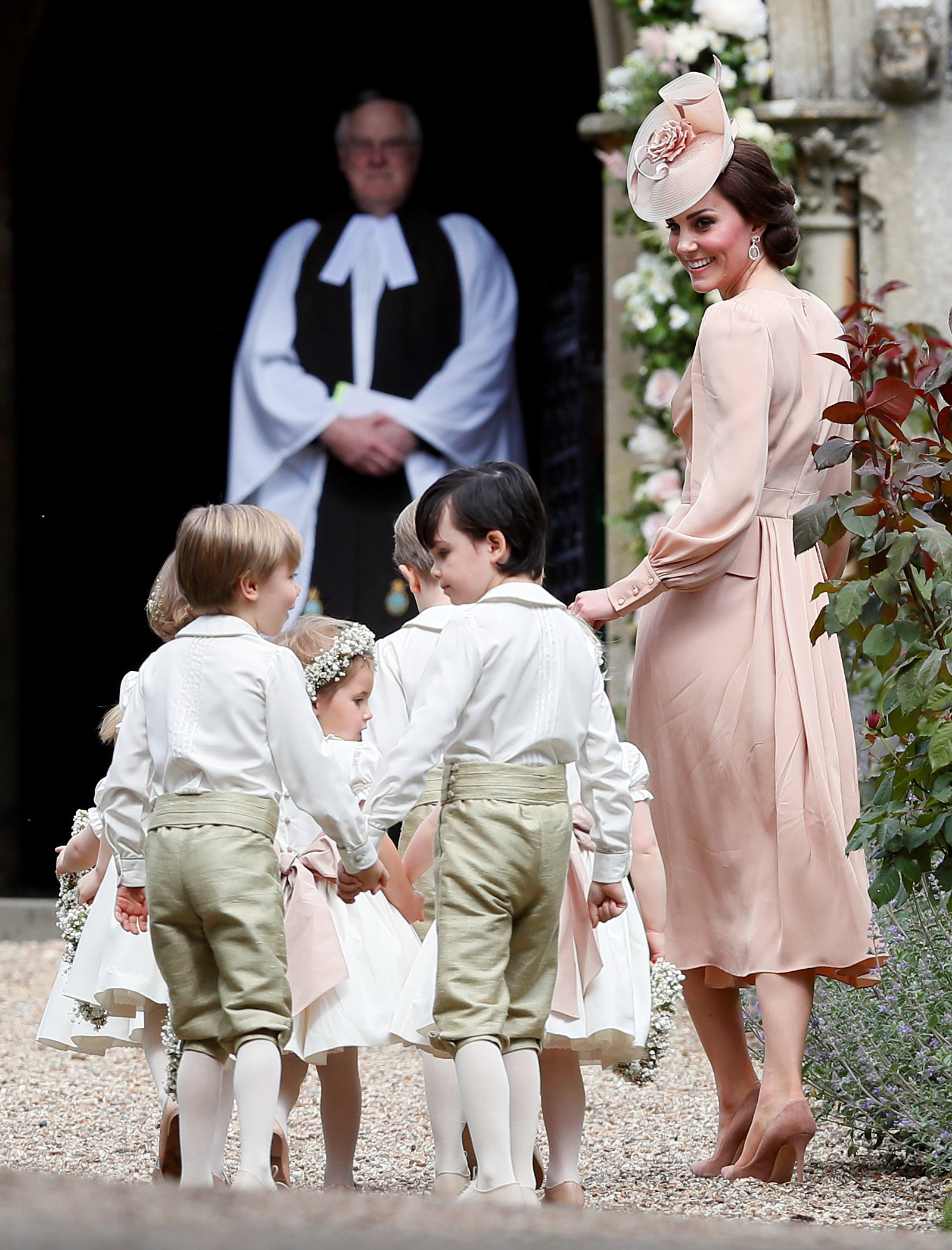 كاثرين دوقة كامبريدج البريطانية تصل حفل الزفاف برفقة فتيات الزهور